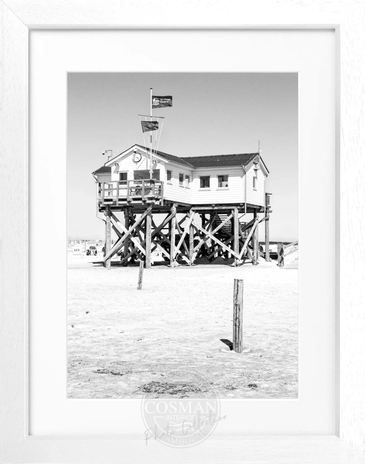 Schwarz-weiß Poster mit Rahmen von Cosman-Photocollection, Motiv Sankt Peter Ording "Beach House" in 25x31 cm