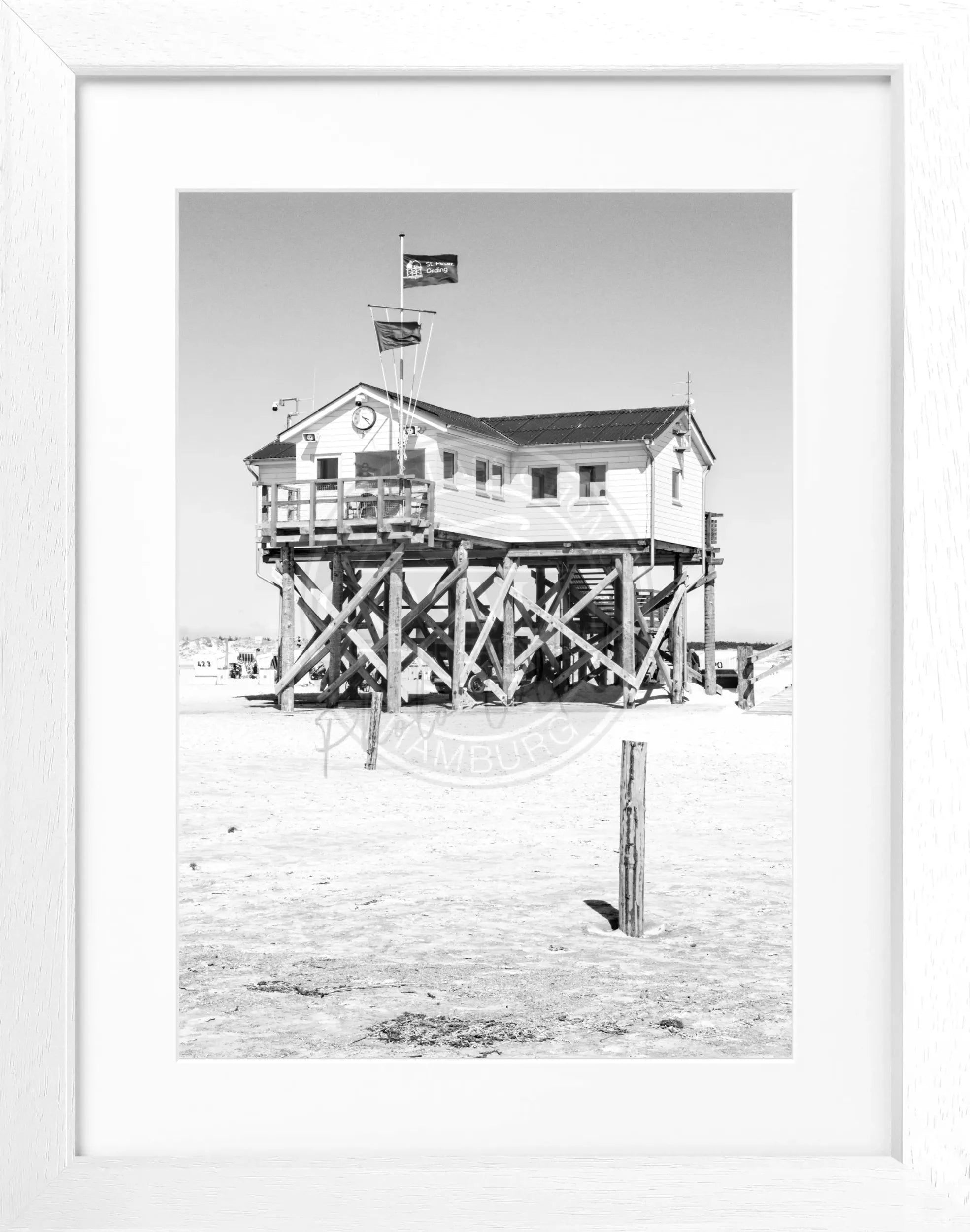 Schwarz-weiß Poster mit Rahmen von Cosman-Photocollection, Motiv Sankt Peter Ording "Beach House" in 25x31 cm