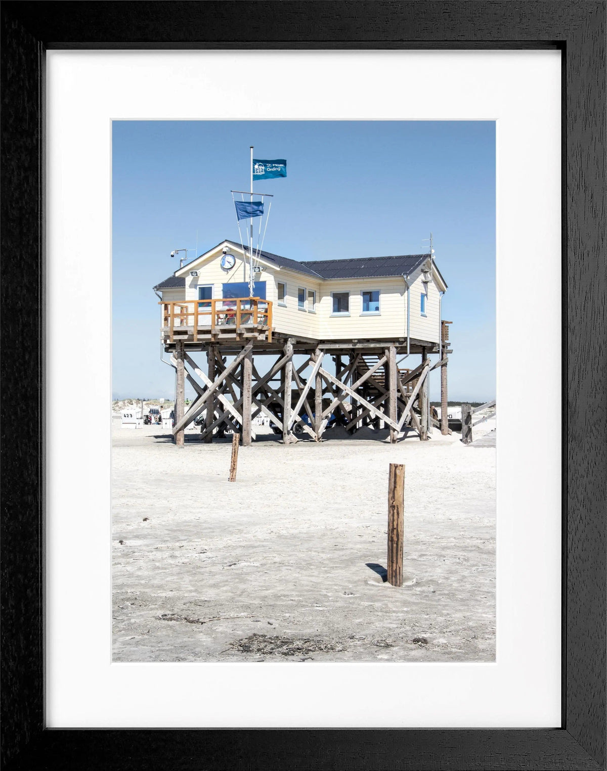 Schwarz-weiß Poster mit Rahmen von Cosman-Photocollection, Sankt Peter Ording Beach House, 25x31cm, kunstvolles Meeresmotiv