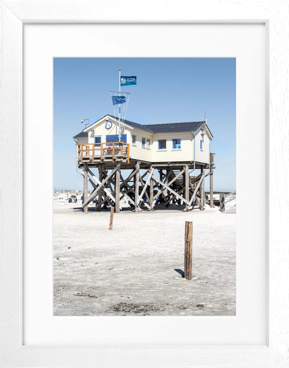 Schwarz-weiß Poster mit Rahmen, Sankt Peter Ording Beach House Motiv, 25x31cm, von Cosman-Photocollection
