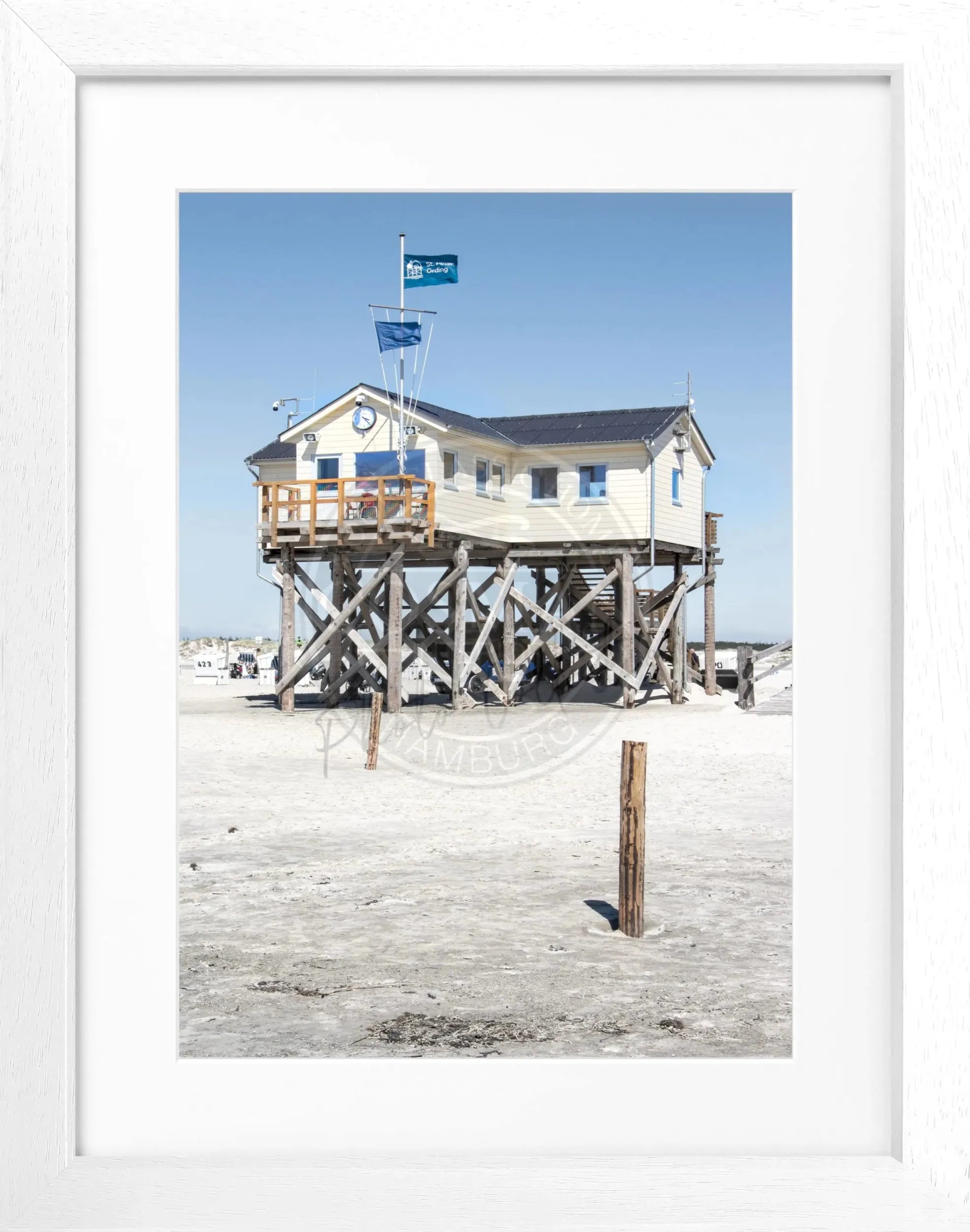 Schwarz-weiß Poster mit Rahmen, Sankt Peter Ording Beach House Motiv, 25x31cm, von Cosman-Photocollection