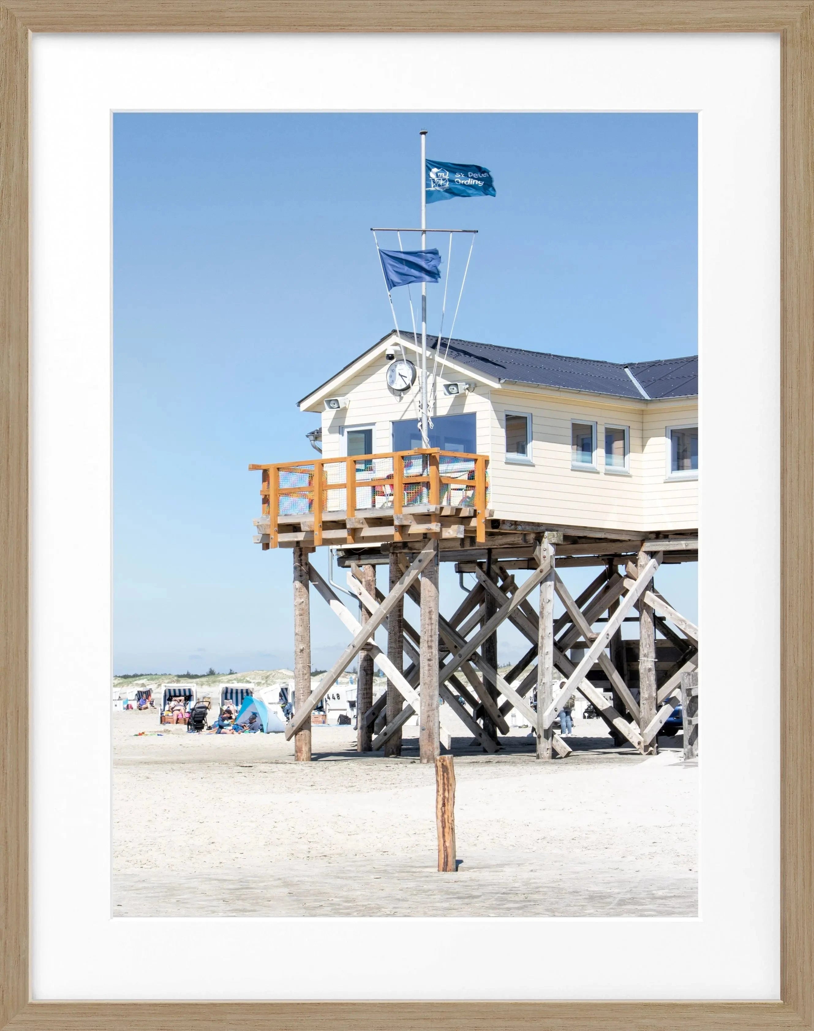 Schwarzweiß-Poster mit Rahmen von Cosman-Photocollection, Sankt Peter Ording Beach House, 25x31 cm, Wanddekoration
