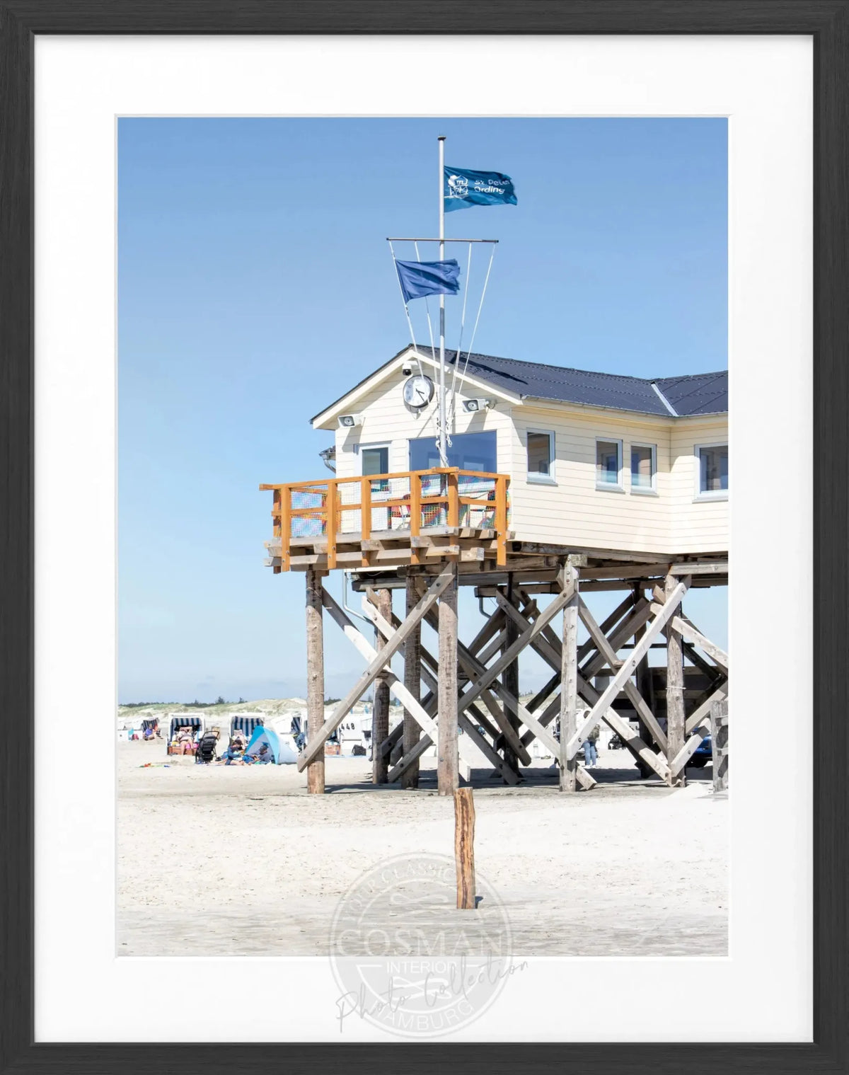 Schwarz-Weiß Poster mit Rahmen von Cosman-Photocollection, Sankt Peter Ording Beach House Motiv, 25x31 cm