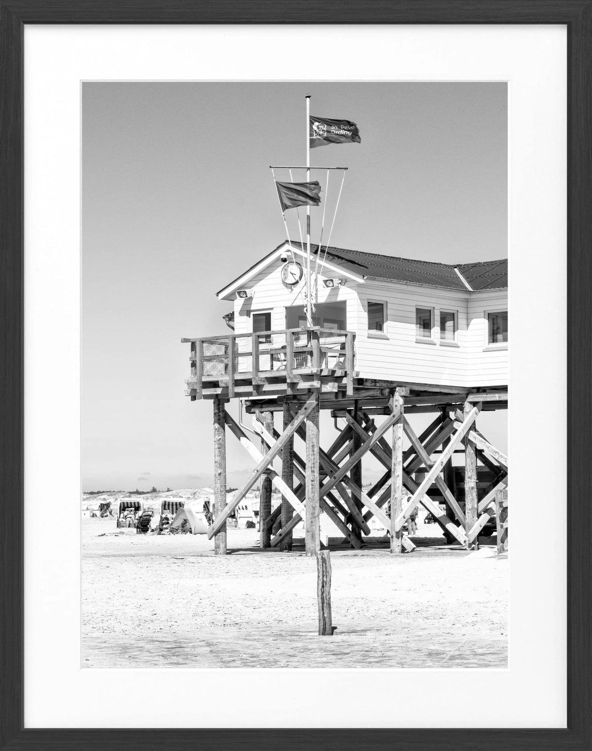 Schwarz-weiß Poster mit Rahmen, Sankt Peter Ording Beach House Motiv, von Cosman-Photocollection, 25x31 cm