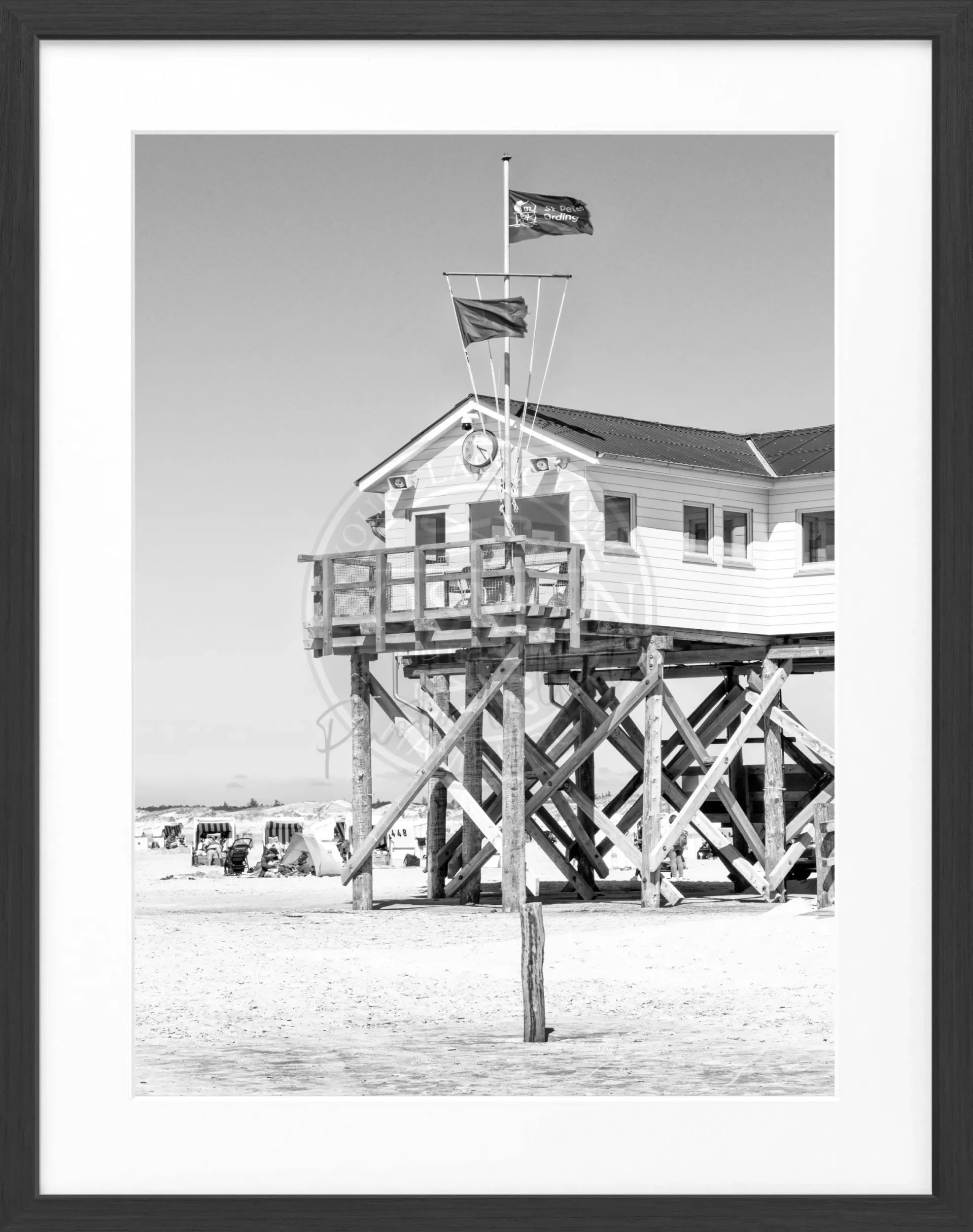 Schwarz-weiß Poster mit Rahmen, Sankt Peter Ording Beach House Motiv, von Cosman-Photocollection, 25x31 cm