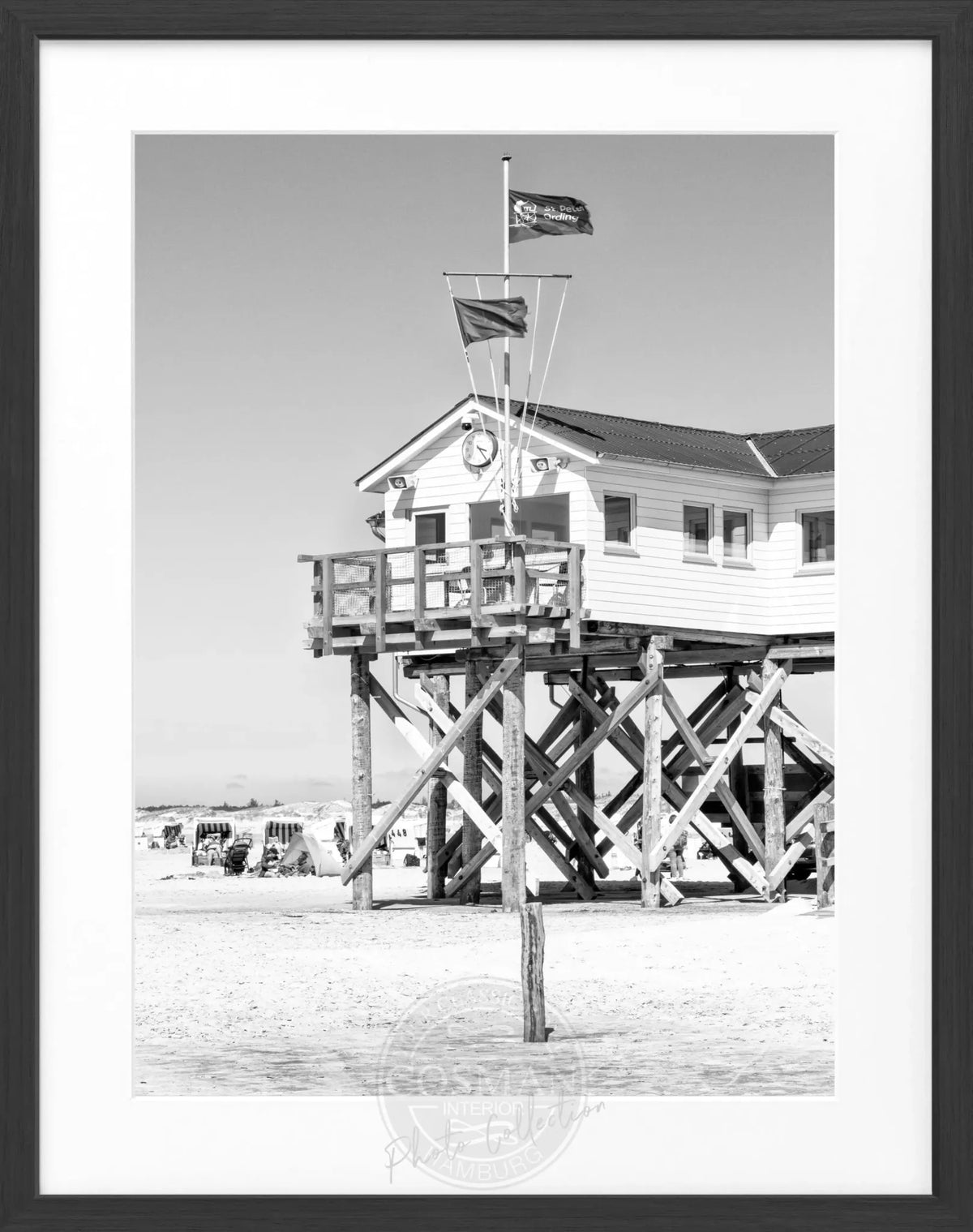 Schwarz-weiß Poster mit Rahmen, Sankt Peter Ording Beach House Motiv, von Cosman-Photocollection, 25x31 cm