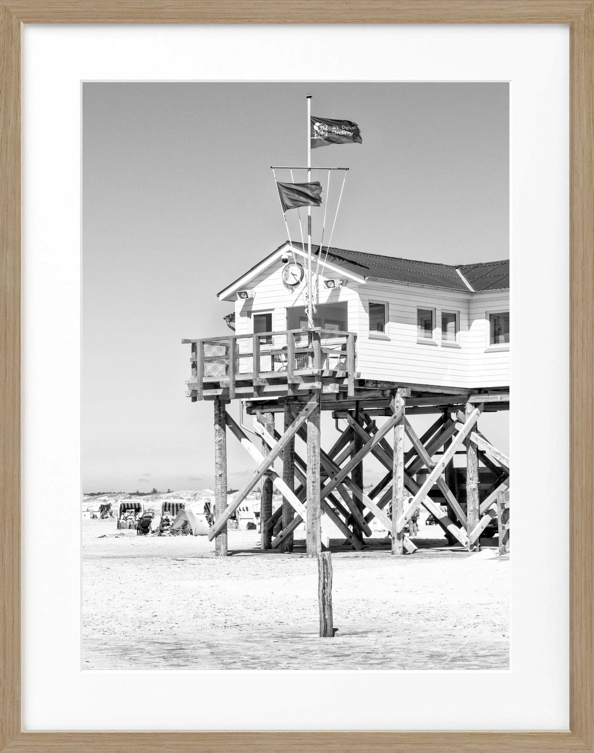 Schwarz-weiß Poster mit Rahmen von Cosman-Photocollection, Sankt Peter Ording Beach House, Motiv in 25x31 cm.