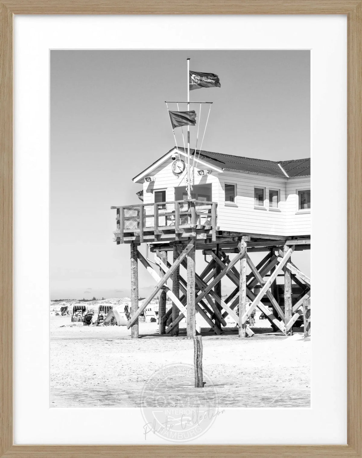 Schwarz-weiß Poster mit Rahmen von Cosman-Photocollection, Sankt Peter Ording Beach House, Motiv in 25x31 cm.