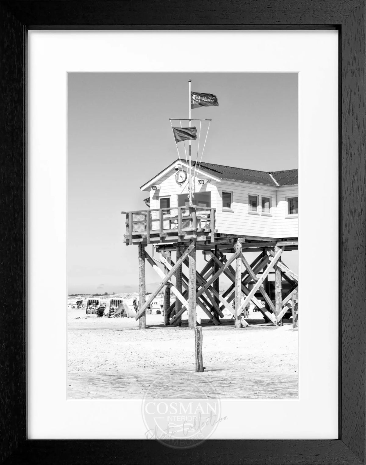 Schwarz-weiß Poster mit Rahmen von Cosman-Photocollection, Sankt Peter Ording "Beach House", 25x31 cm, Motiv am Strand
