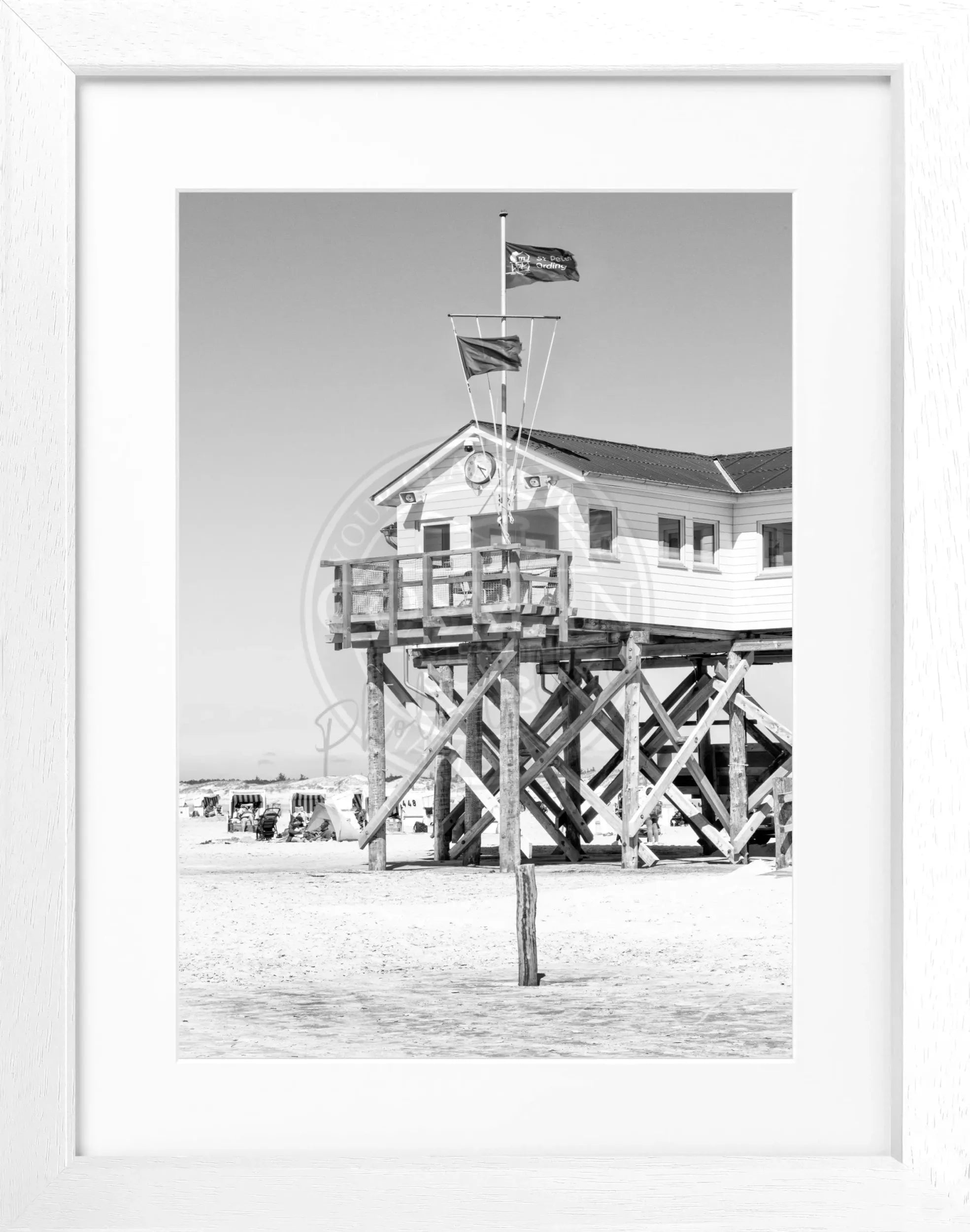 Schwarz-weiß Poster mit Rahmen von Cosman-Photocollection, Sankt Peter Ording "Beach House", 25x31 cm, Meeresmotiv