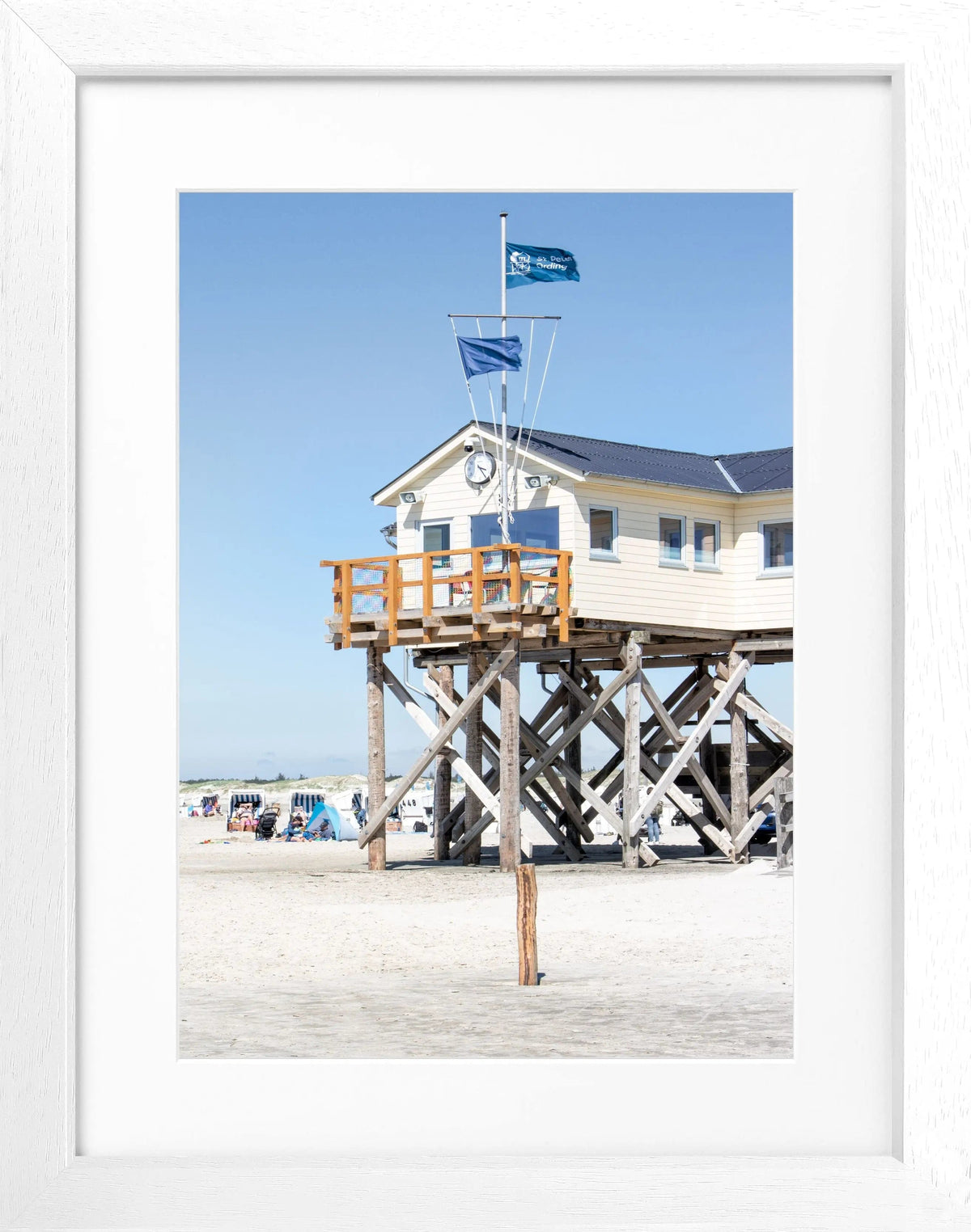 Schwarz-weiß Poster mit Rahmen von Cosman-Photocollection, Sankt Peter Ording „Beach House“, 25x31 cm, Motiv mit Strandhaus.