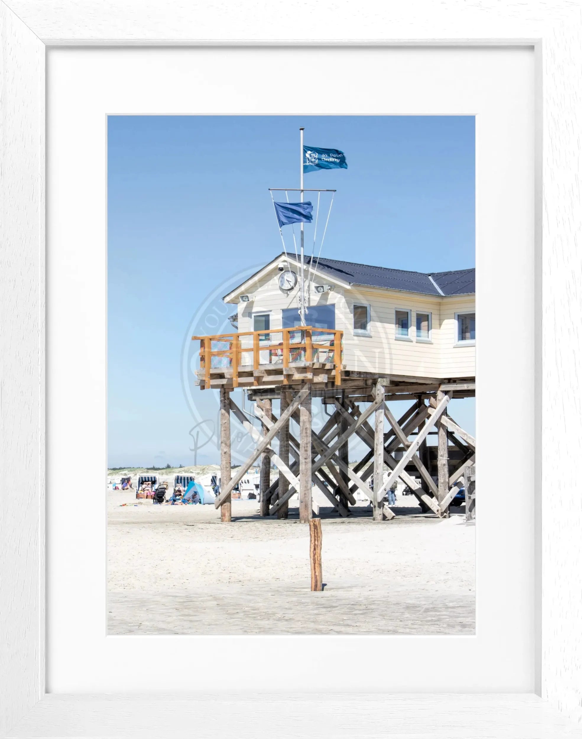 Schwarz-weiß Poster mit Rahmen von Cosman-Photocollection, Sankt Peter Ording „Beach House“, 25x31 cm, Motiv mit Strandhaus.