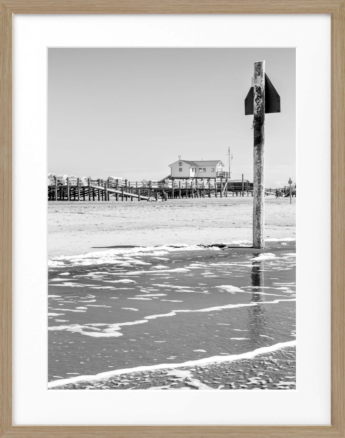 Schwarz-weiß Poster mit Rahmen von Cosman-Photocollection, Sankt Peter Ording Beach House Motiv, 25x31 cm.