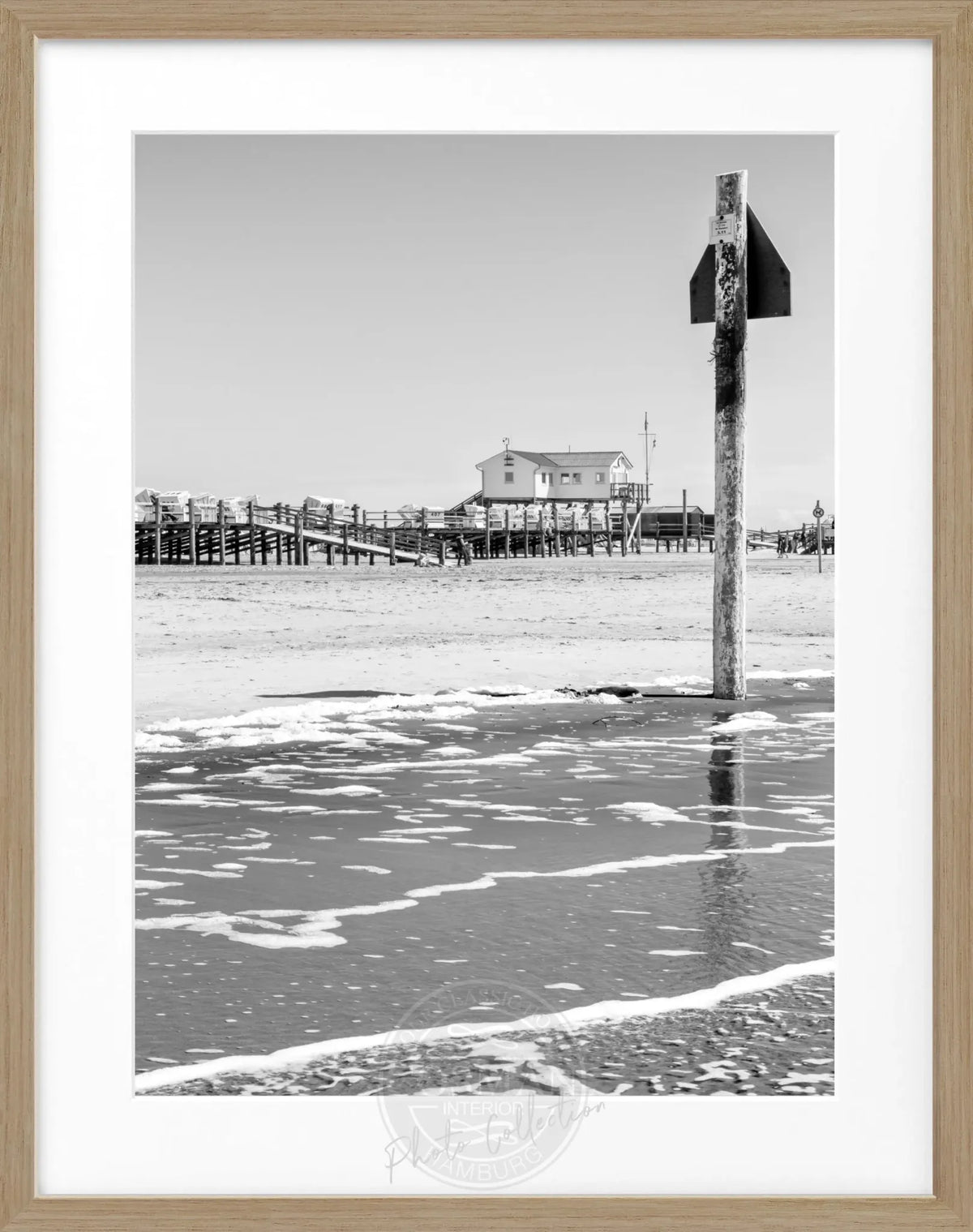 Schwarz-weiß Poster mit Rahmen von Cosman-Photocollection, Sankt Peter Ording Beach House Motiv, 25x31 cm.