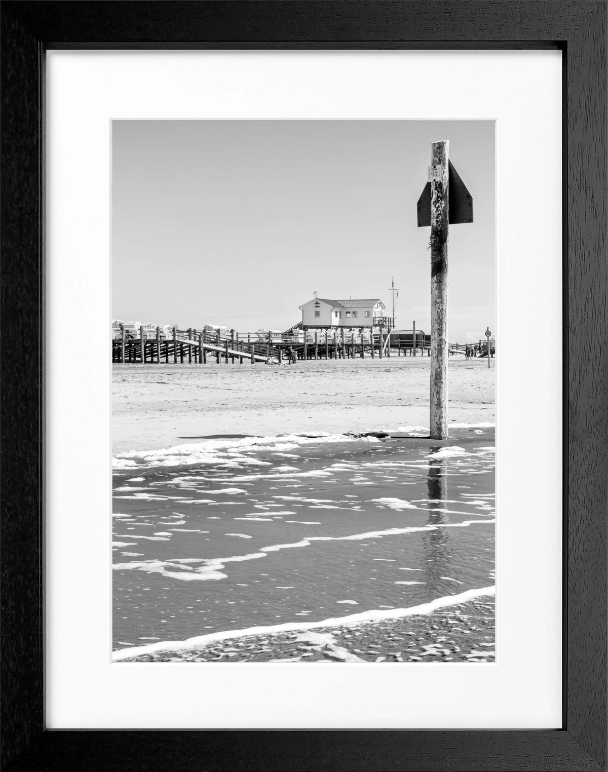 Schwarz-weiß Poster mit Rahmen von Cosman-Photocollection, Sankt Peter Ording Beach House Motiv, 25x31cm