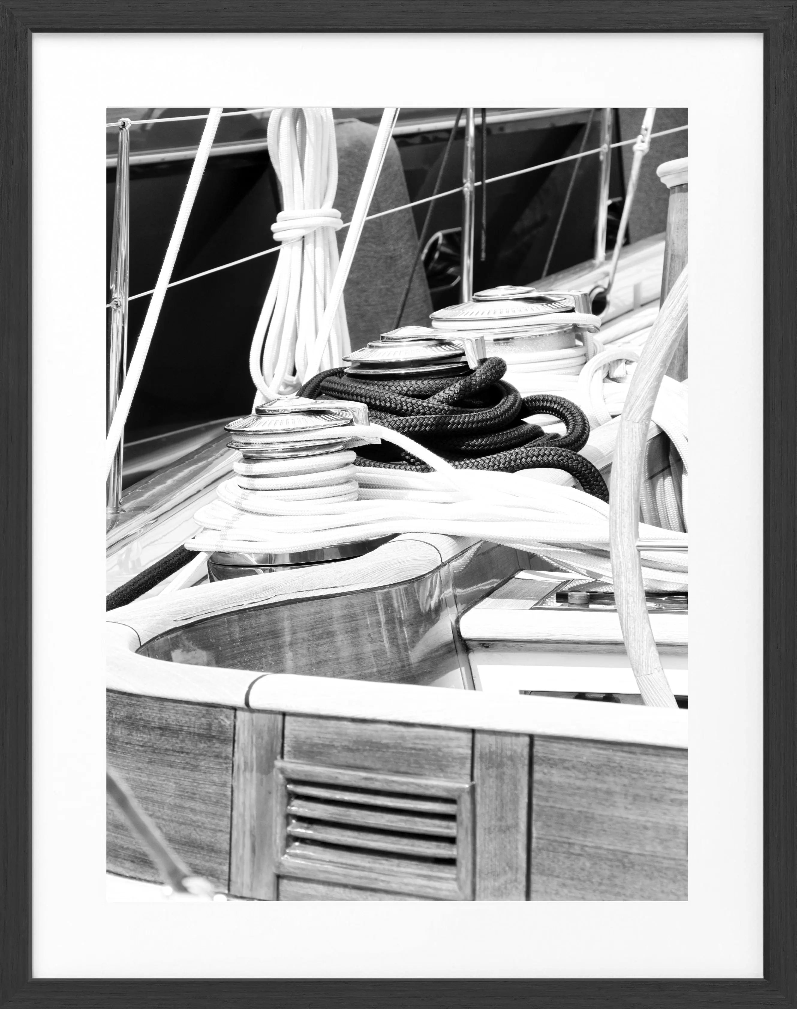 Schwarz-weiß Poster mit Rahmen von einem Segelboot in Saint Tropez, von Cosman-Photocollection, 25x31 cm