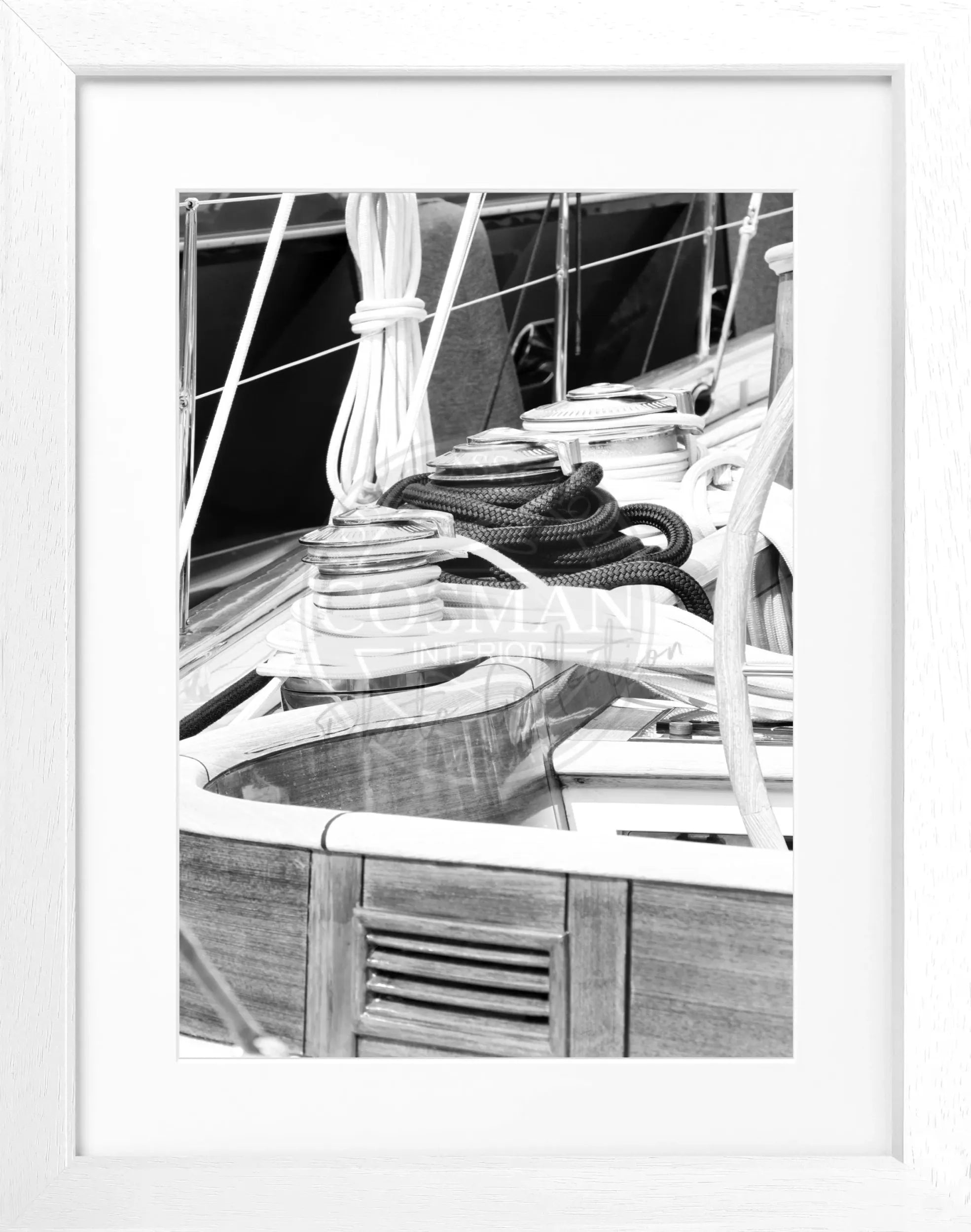 Schwarz-weiß Poster mit Rahmen von einem Segelboot in Saint Tropez, 25x31cm, von Cosman-Photocollection.