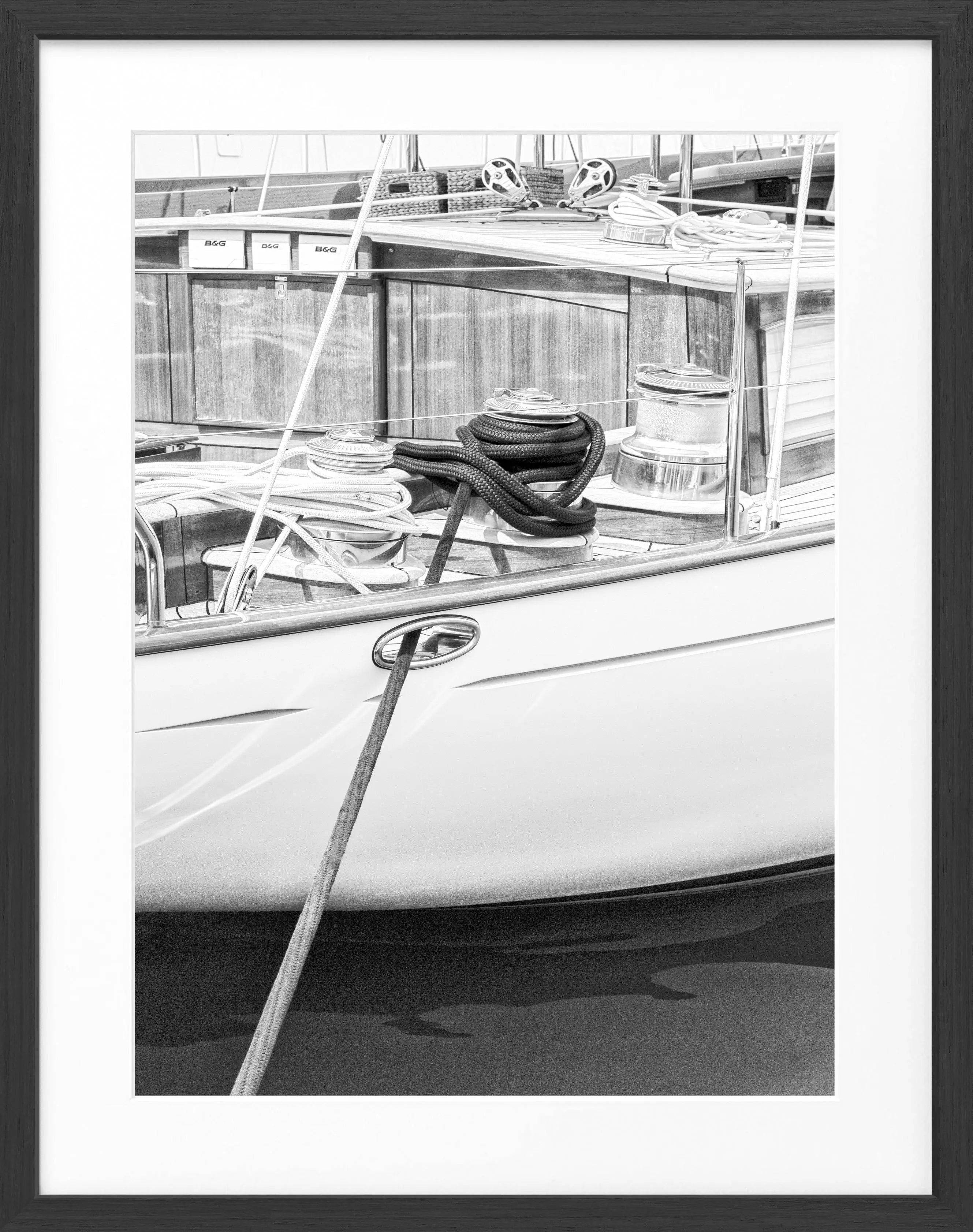 Schwarz-weiß Poster mit Rahmen, Segelboot in Saint Tropez, von Cosman-Photocollection, Maße 25x31 cm.