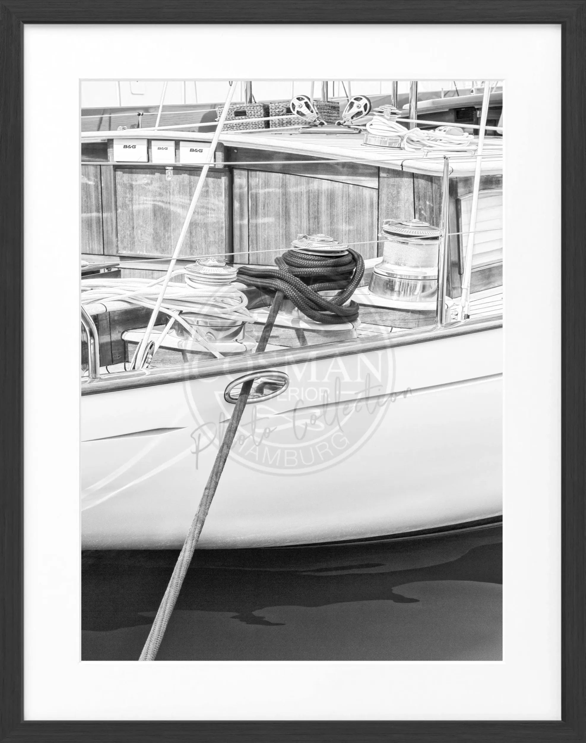 Schwarz-weiß Poster mit Rahmen, Segelboot in Saint Tropez, von Cosman-Photocollection, Maße 25x31 cm.