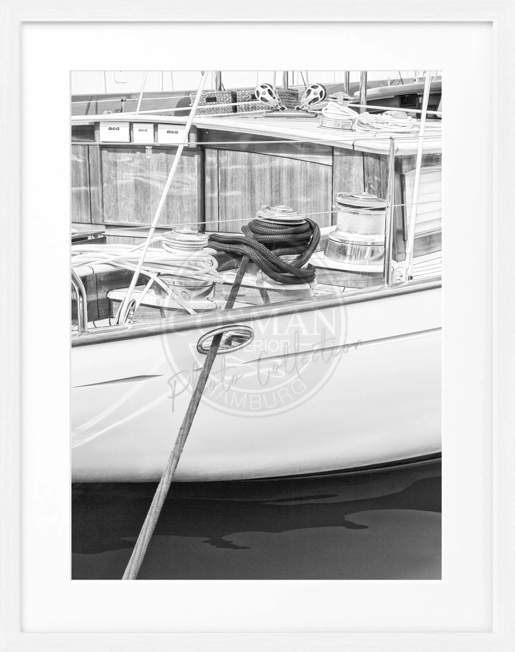 Schwarz-weiß Poster mit Rahmen von Cosman-Photocollection, Segelboot in Saint Tropez, 25x31 cm, stilvolles Wandbild