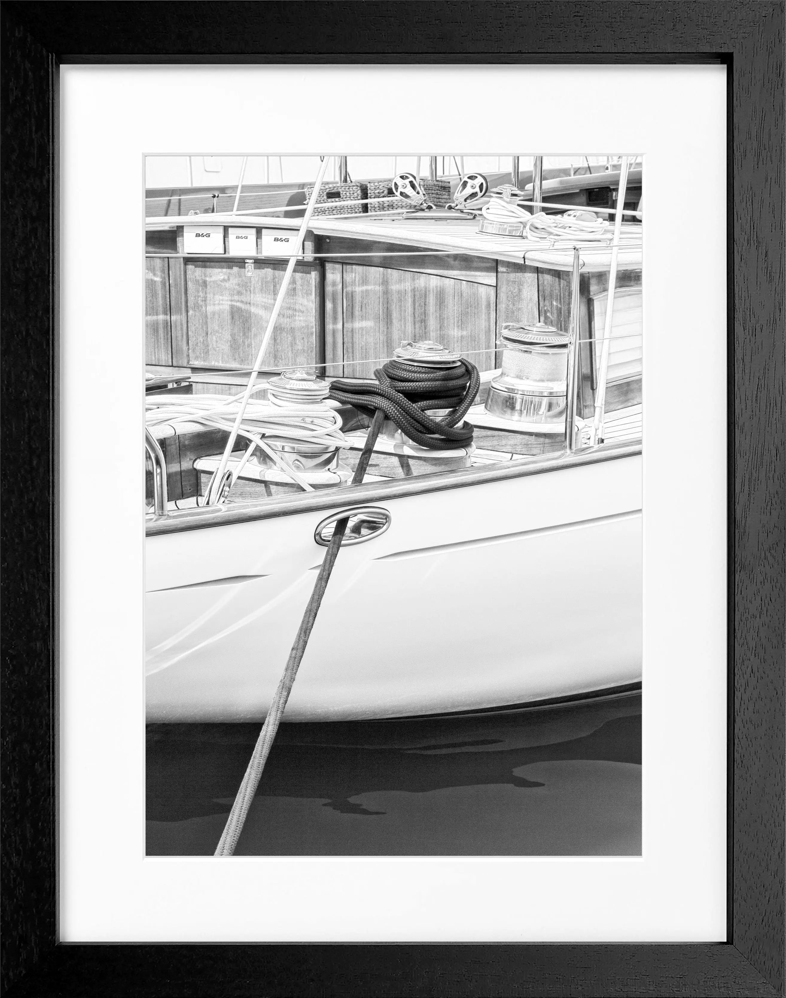 Schwarz-weißer Poster mit Rahmen, Segelboot in Saint Tropez, von Cosman-Photocollection, 25x31 cm, stilvolle Meeresaufnahme