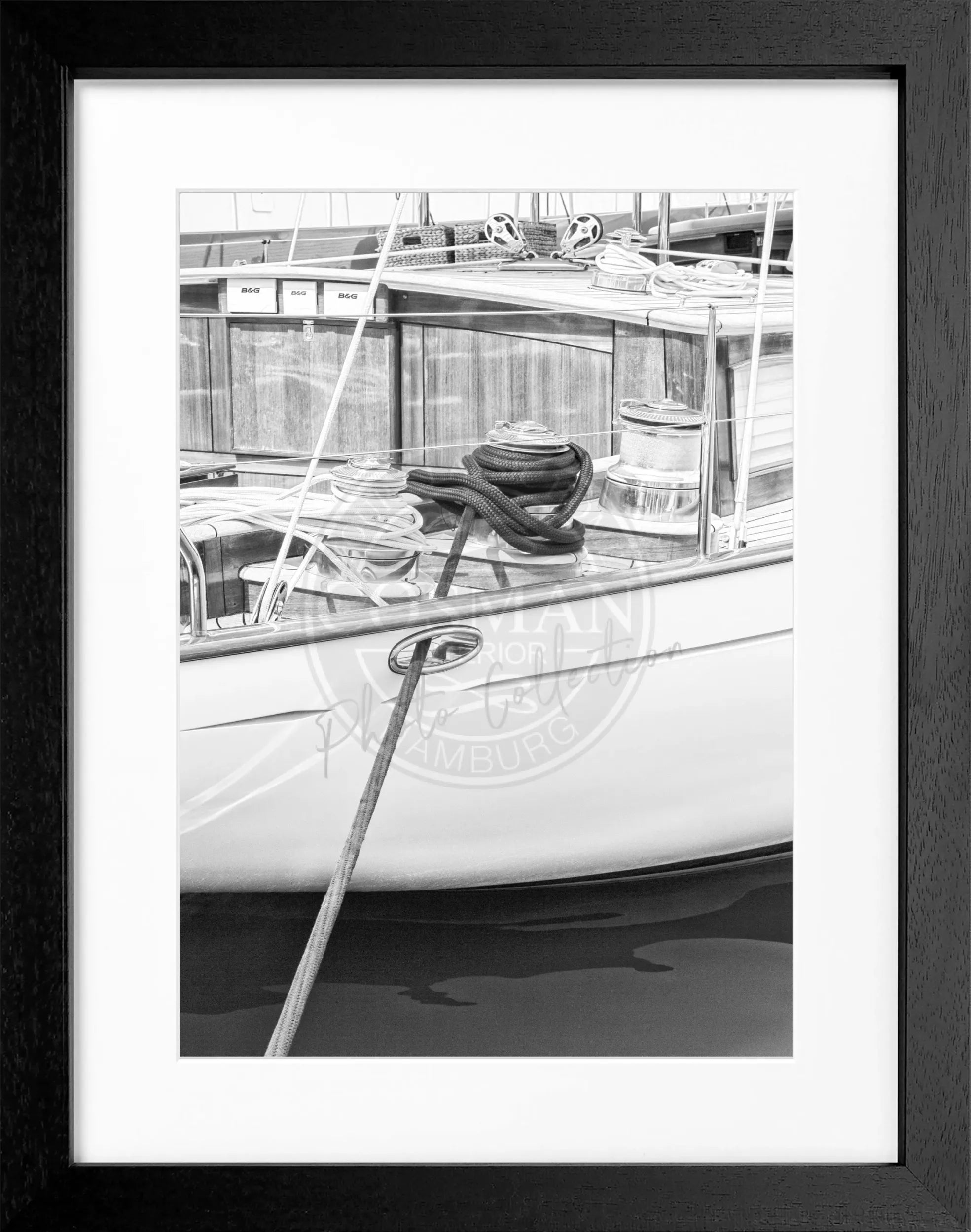 Schwarz-weißer Poster mit Rahmen, Segelboot in Saint Tropez, von Cosman-Photocollection, 25x31 cm, stilvolle Meeresaufnahme
