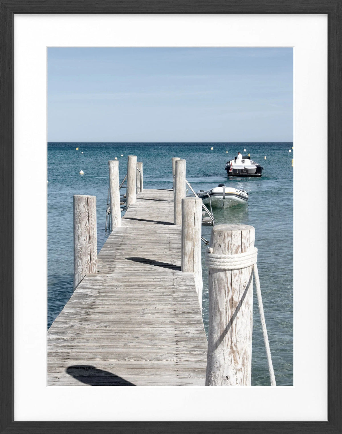 Schwarz-weiß Poster mit Rahmen ’Steg Le Club 55’ Saint Tropez von Cosman-Photocollection, 25x31 cm, elegantes Wandbild