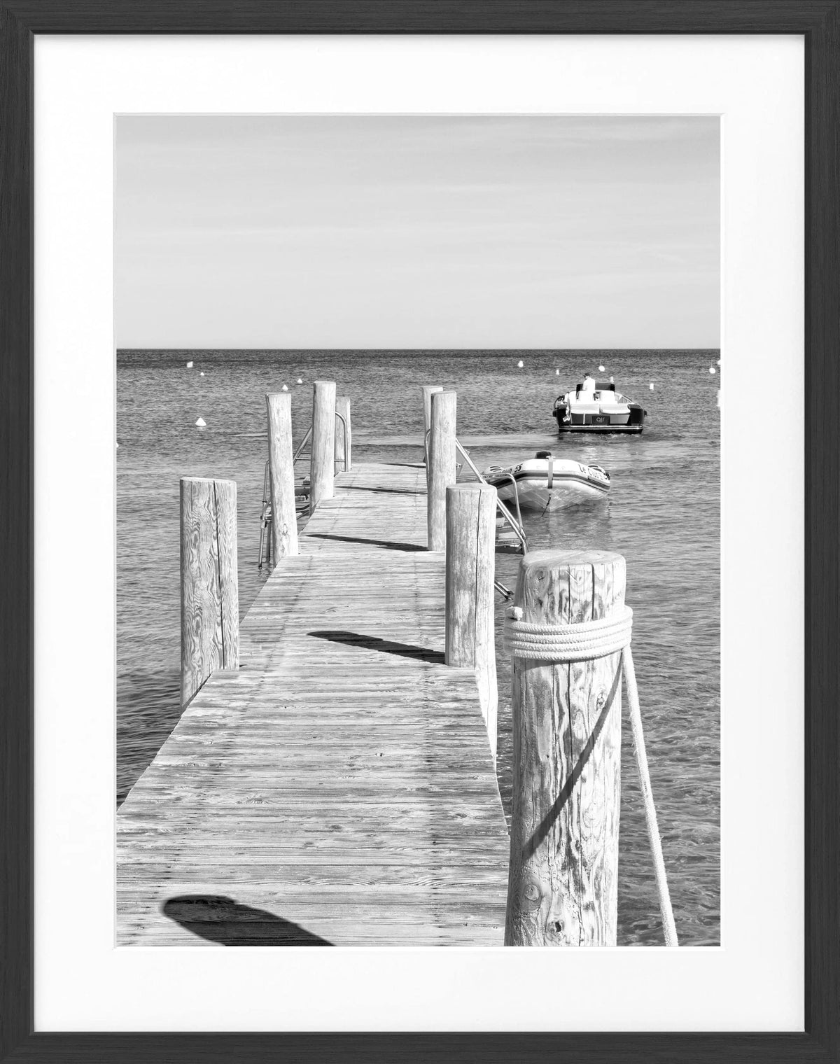 Schwarz-weiß Poster mit Rahmen von Cosman-Photocollection, Motiv ’Steg Le Club 55’ in Saint Tropez, 25x31 cm, stilvolle Wanddekoration