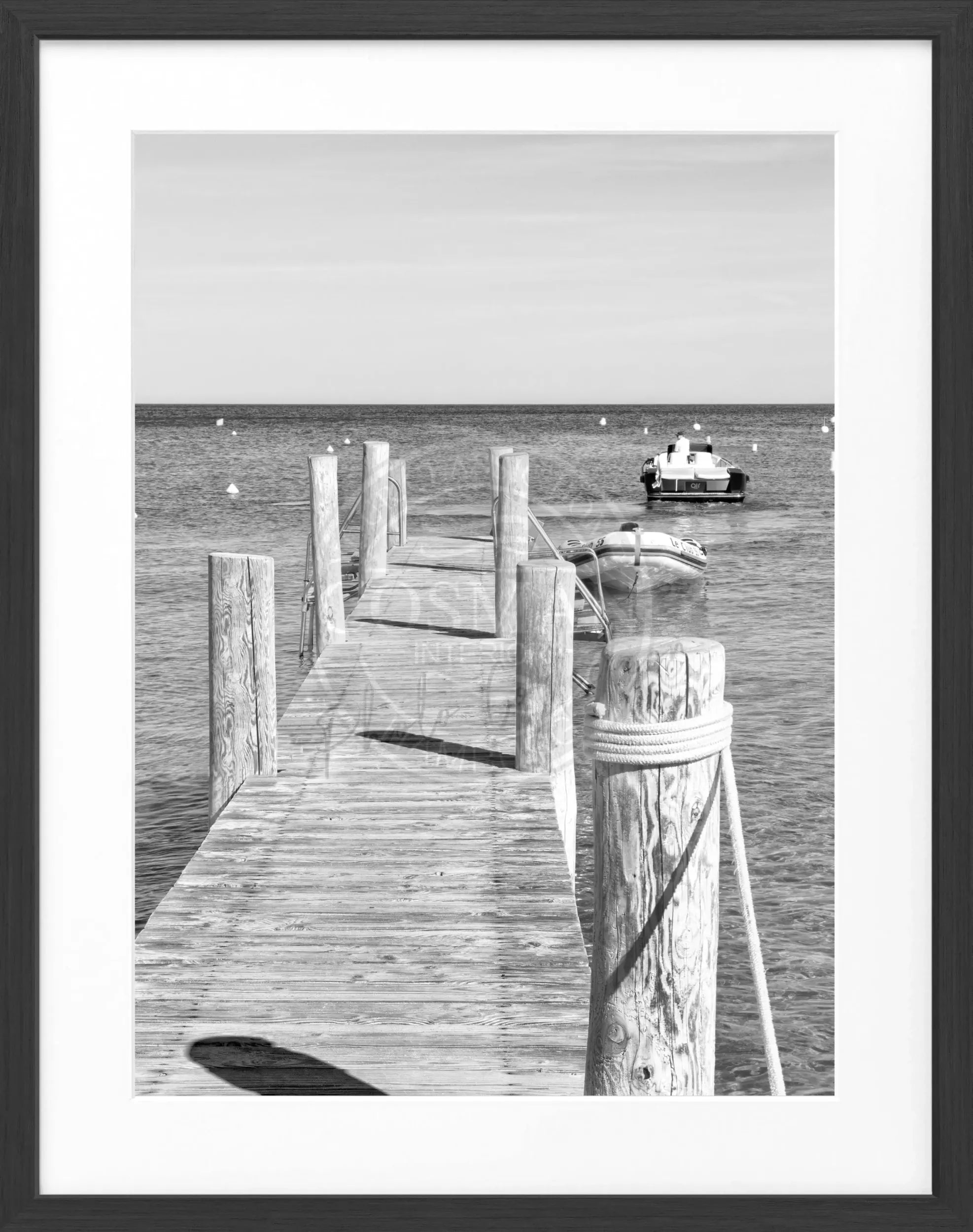 Schwarz-weiß Poster mit Rahmen von Cosman-Photocollection, Motiv ’Steg Le Club 55’ in Saint Tropez, 25x31 cm, stilvolle Wanddekoration
