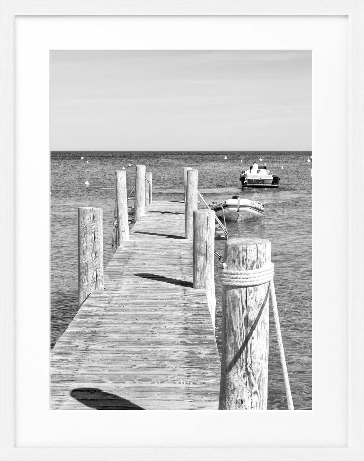 Schwarz-weiß Poster mit Rahmen 'Steg Le Club 55' Saint Tropez, 25x31 cm, von Cosman-Photocollection, dekoratives Wandbild