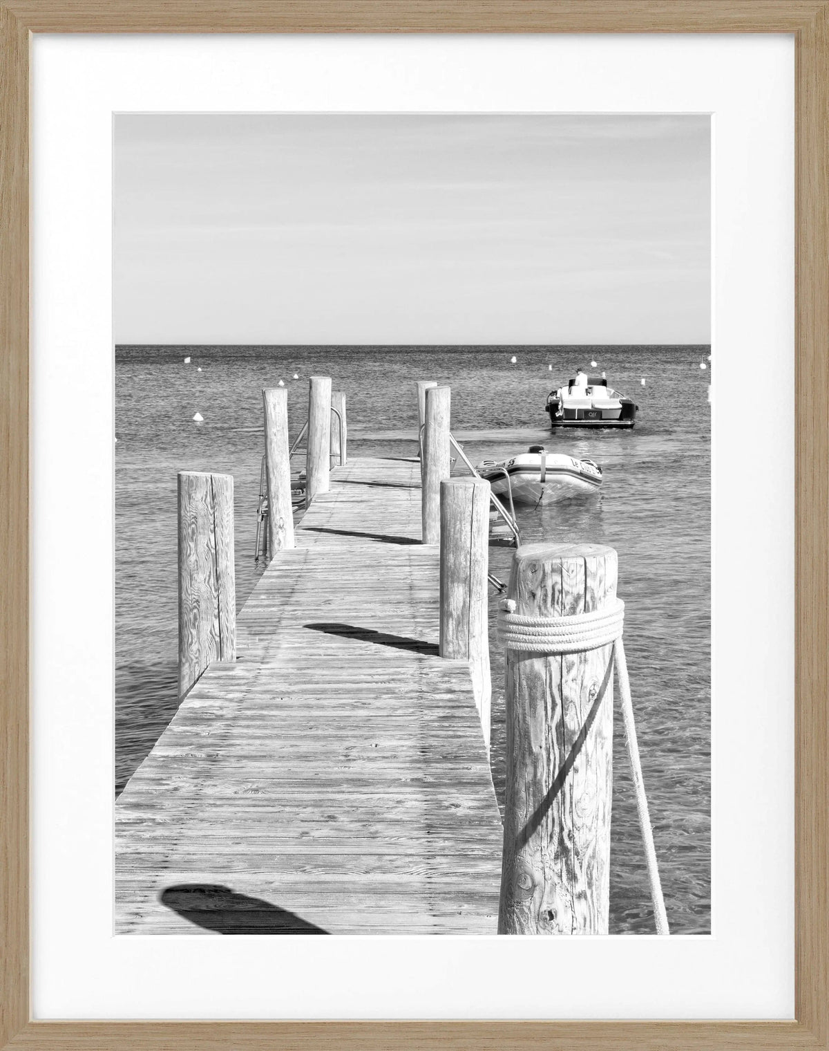 Schwarz-weiß Poster mit Rahmen ’Steg Le Club 55’ Saint Tropez von Cosman-Photocollection, 25x31cm, Wanddekoration im Bild.