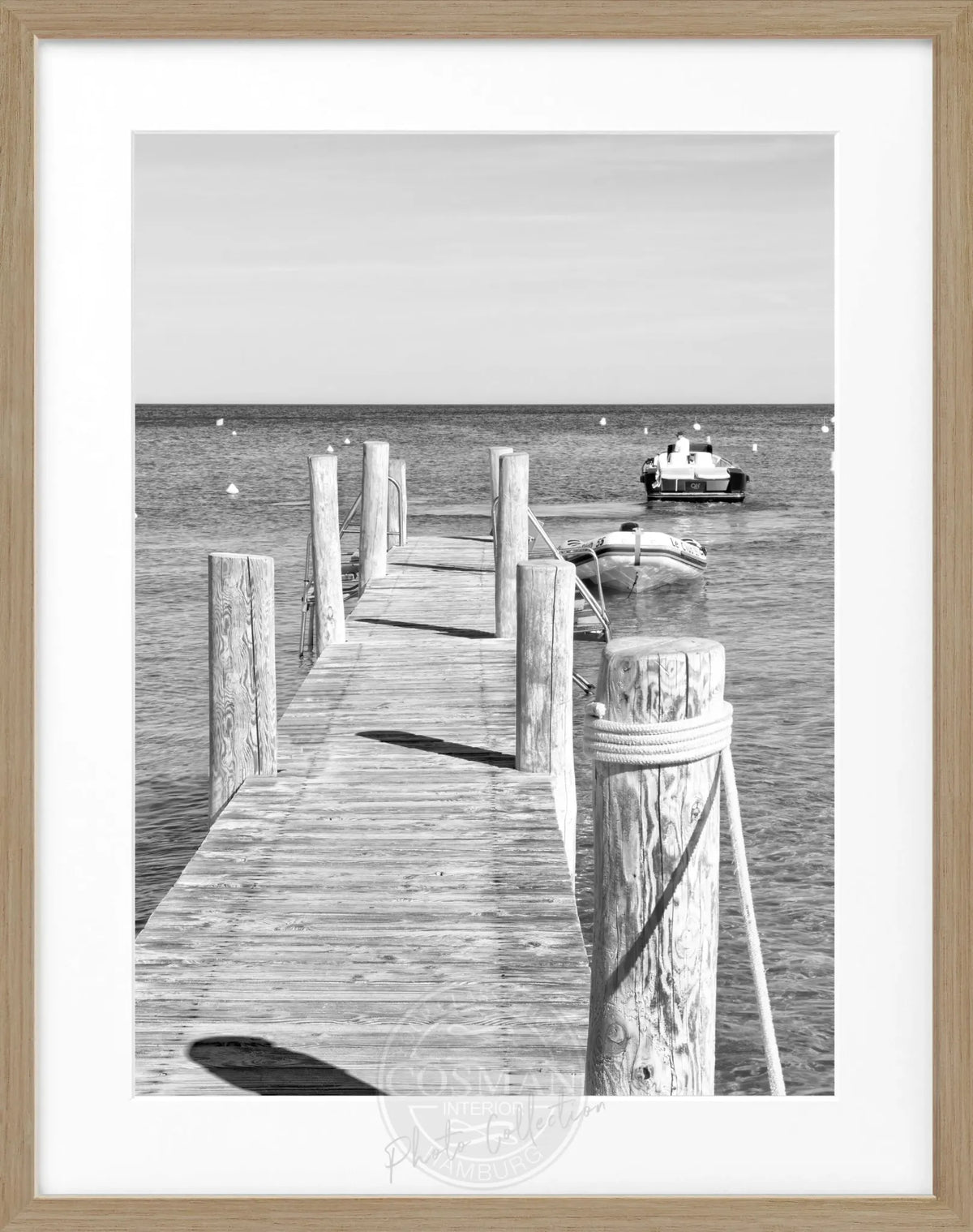 Schwarz-weiß Poster mit Rahmen ’Steg Le Club 55’ Saint Tropez von Cosman-Photocollection, 25x31cm, Wanddekoration im Bild.