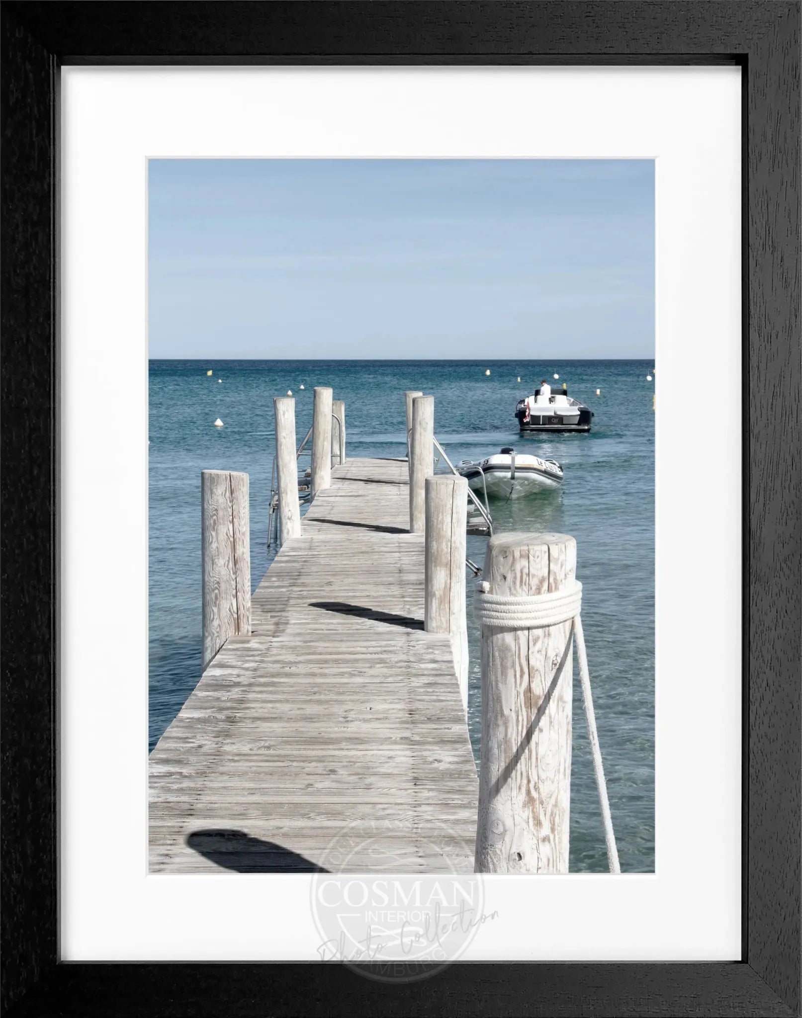 Schwarz-weiß Poster mit Rahmen ’Steg Le Club 55’ Saint Tropez, von Cosman-Photocollection, 25x31cm, elegantes Wandbild.