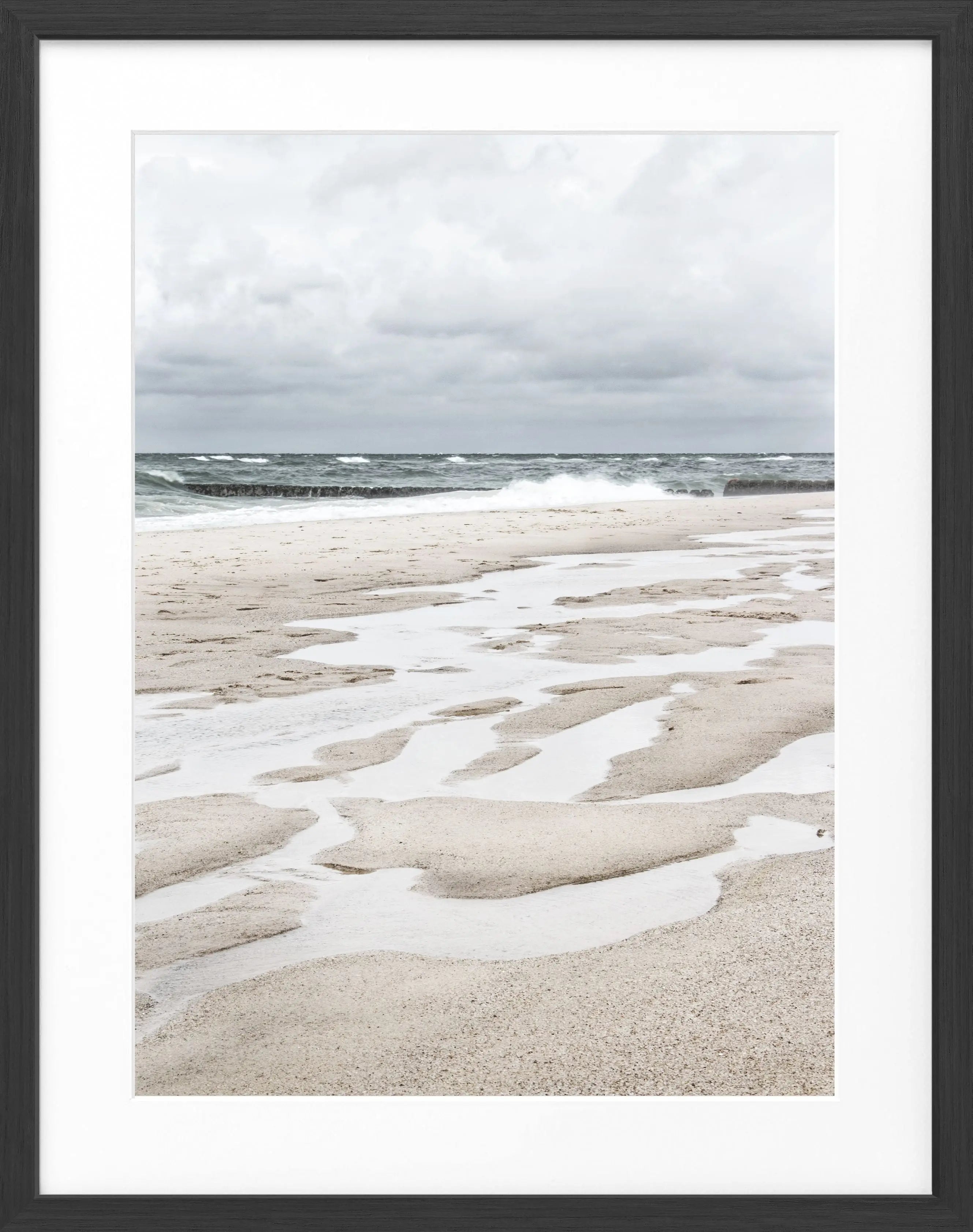 Schwarz-weiß Poster mit Rahmen von Sylt Strand, 25x31cm, von Cosman-Photocollection, zeigt maritime Szenerie