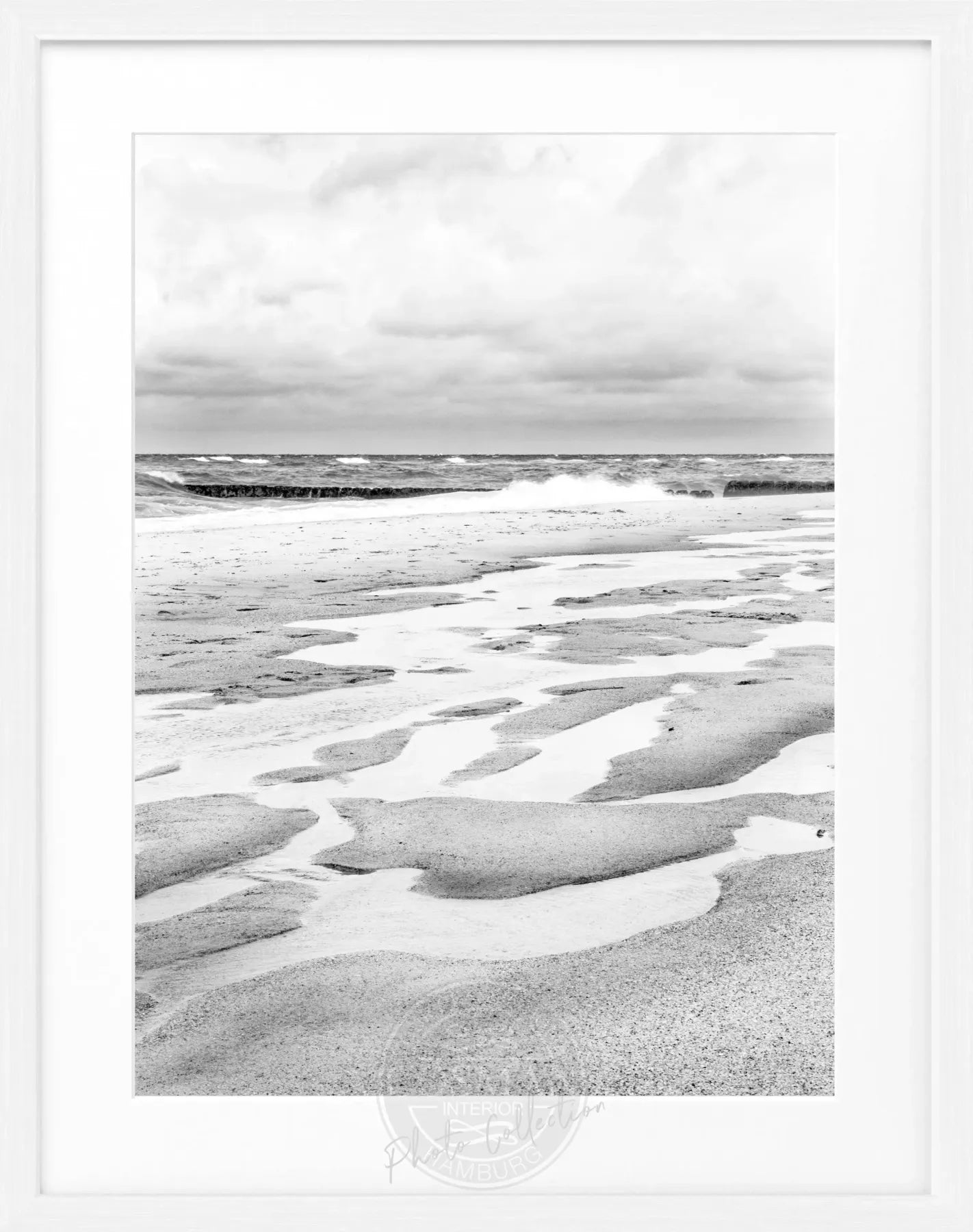 Schwarz-weiß Poster mit Rahmen von Cosman-Photocollection, Strandmotiv auf Sylt, Maße 25x31 cm, ideal für Wanddekoration.