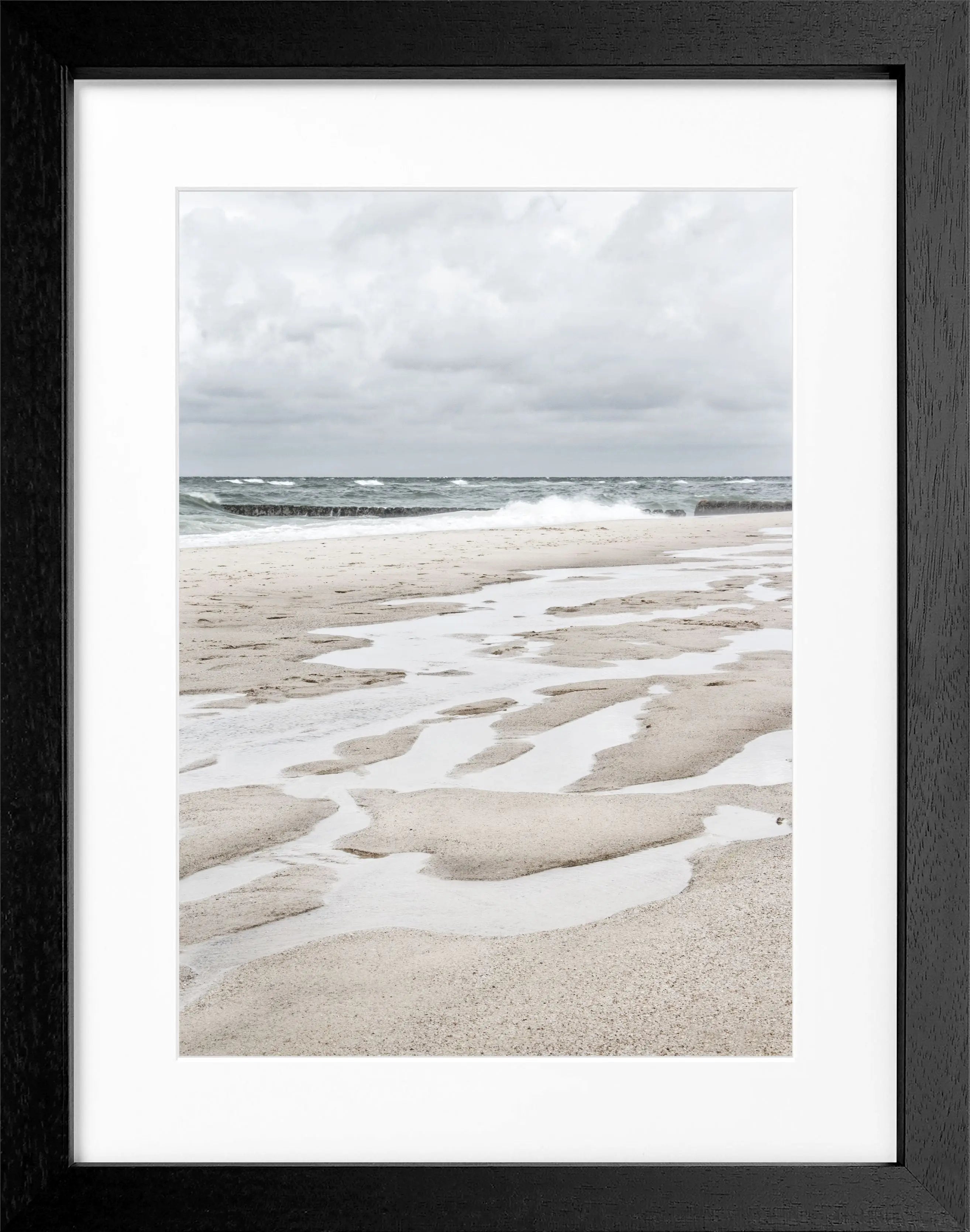 Schwarz-weiß Poster mit Rahmen von Sylt Strand, 25x31cm, von Cosman-Photocollection, zeigt ein Meeresmotiv.