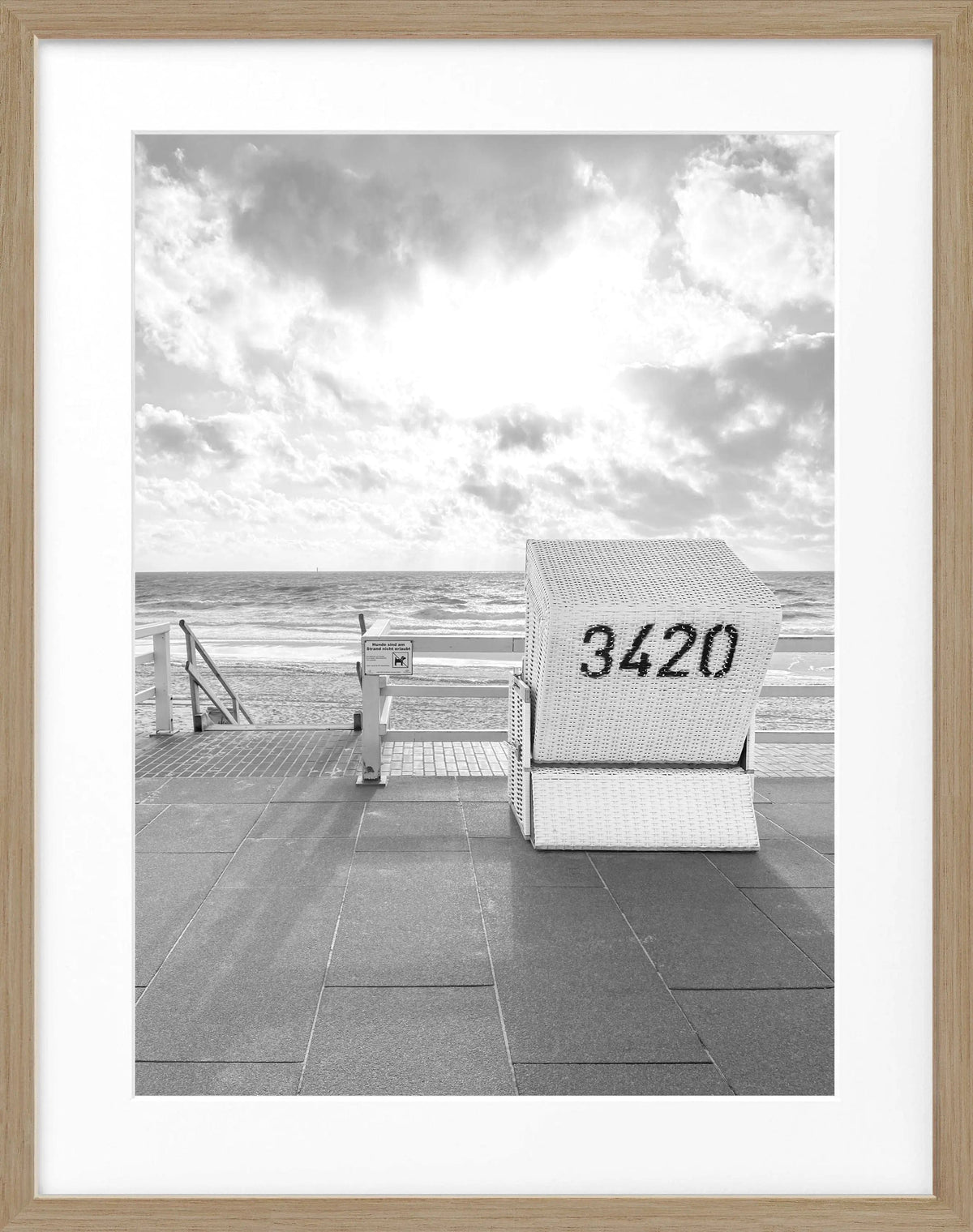Schwarz-weiß Poster mit Rahmen, Motiv eines Strandkorbs in Westerland Sylt, von Cosman-Photocollection, 25x31 cm.