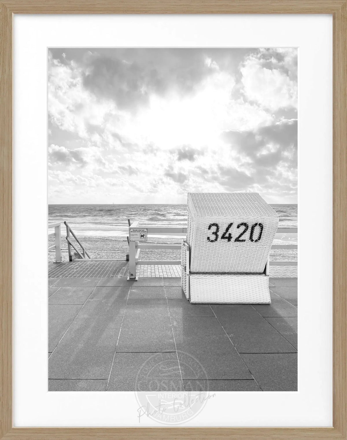 Schwarz-weiß Poster mit Rahmen, Motiv eines Strandkorbs in Westerland Sylt, von Cosman-Photocollection, 25x31 cm.