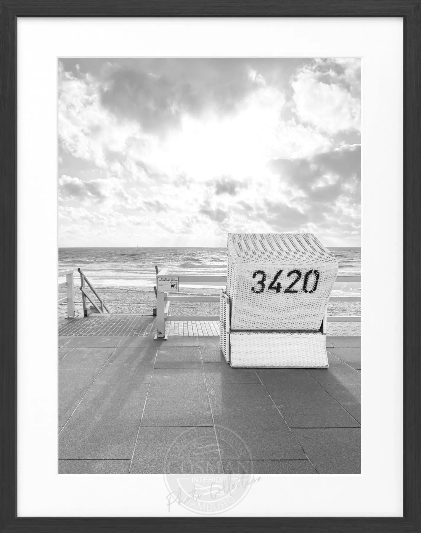 Schwarz-weiß Poster mit Rahmen von einem Strandkorb in Westerland, Sylt, im Stil der Cosman-Photocollection, Maße 25x31 cm.