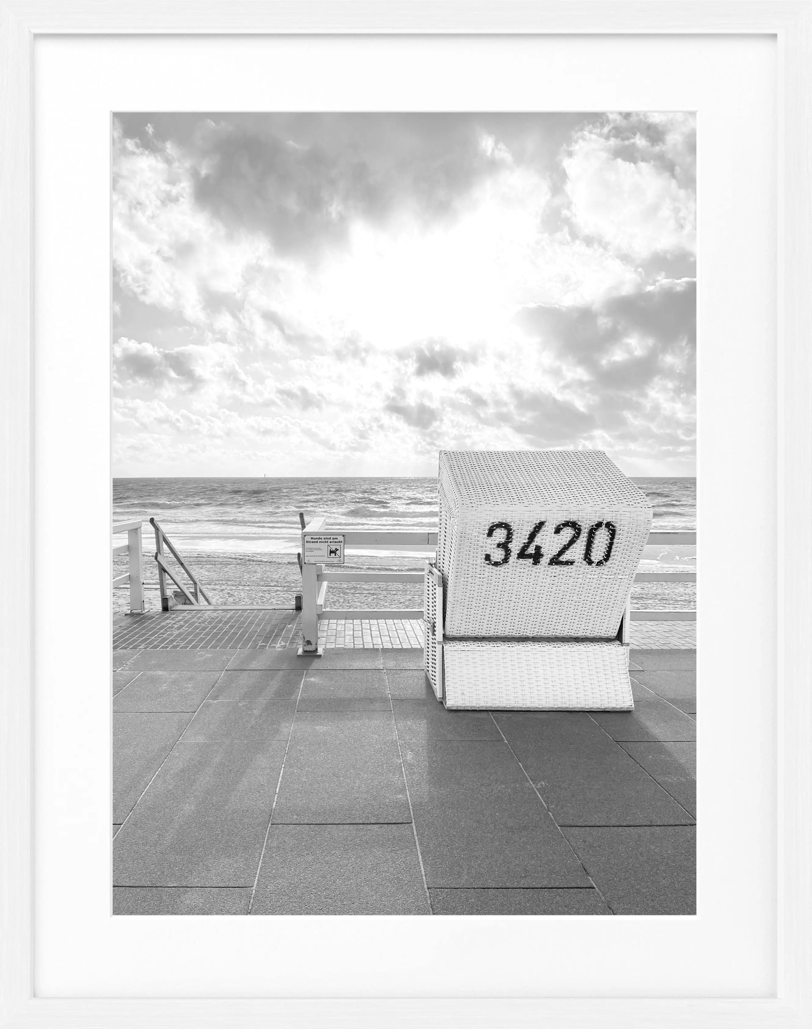Schwarz-weiß Poster mit Rahmen, Strandkorb in Westerland Sylt, von Cosman-Photocollection, ca. 25x31 cm, Motiv im Bild sichtbar