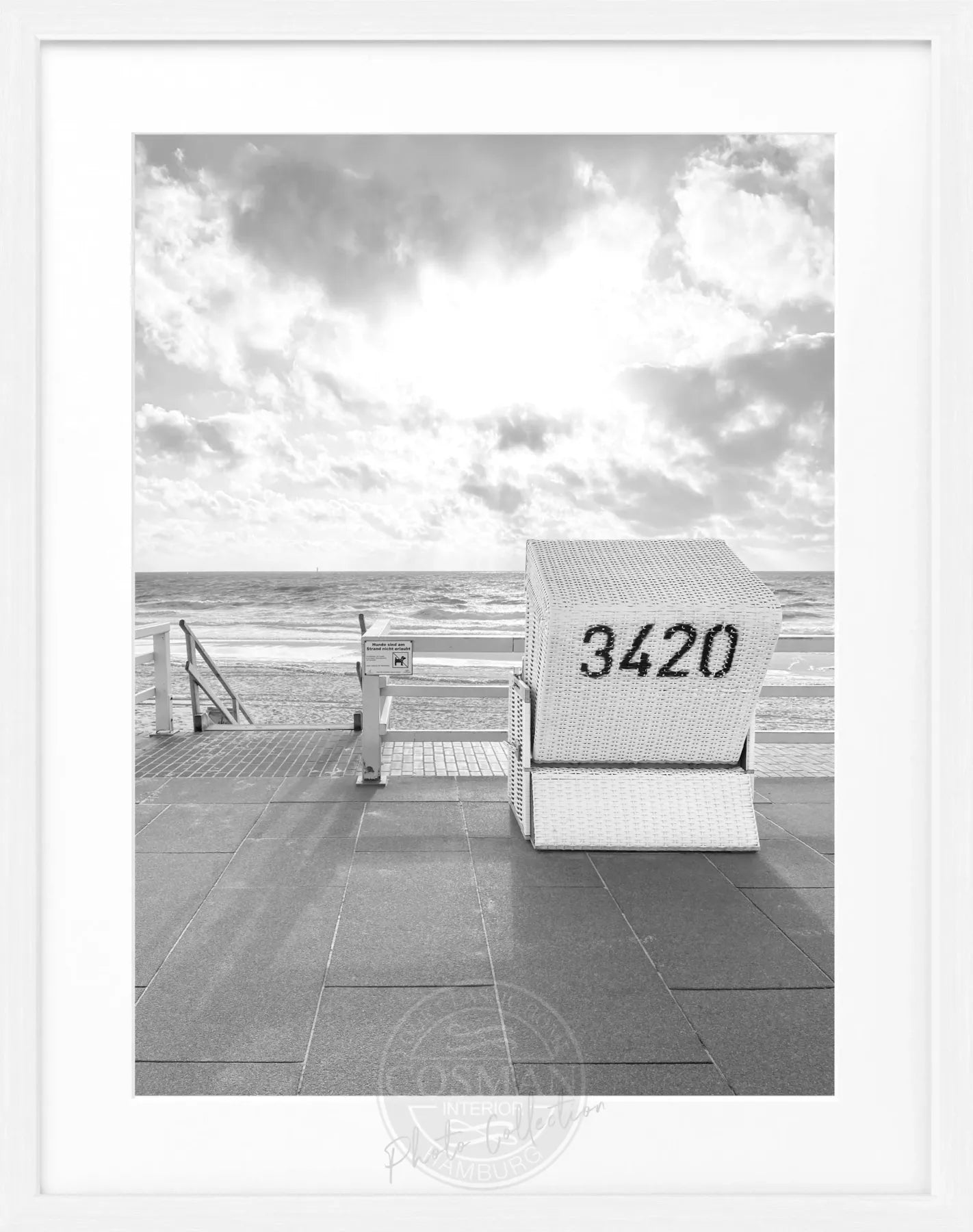 Schwarz-weiß Poster mit Rahmen, Strandkorb in Westerland Sylt, von Cosman-Photocollection, ca. 25x31 cm, Motiv im Bild sichtbar