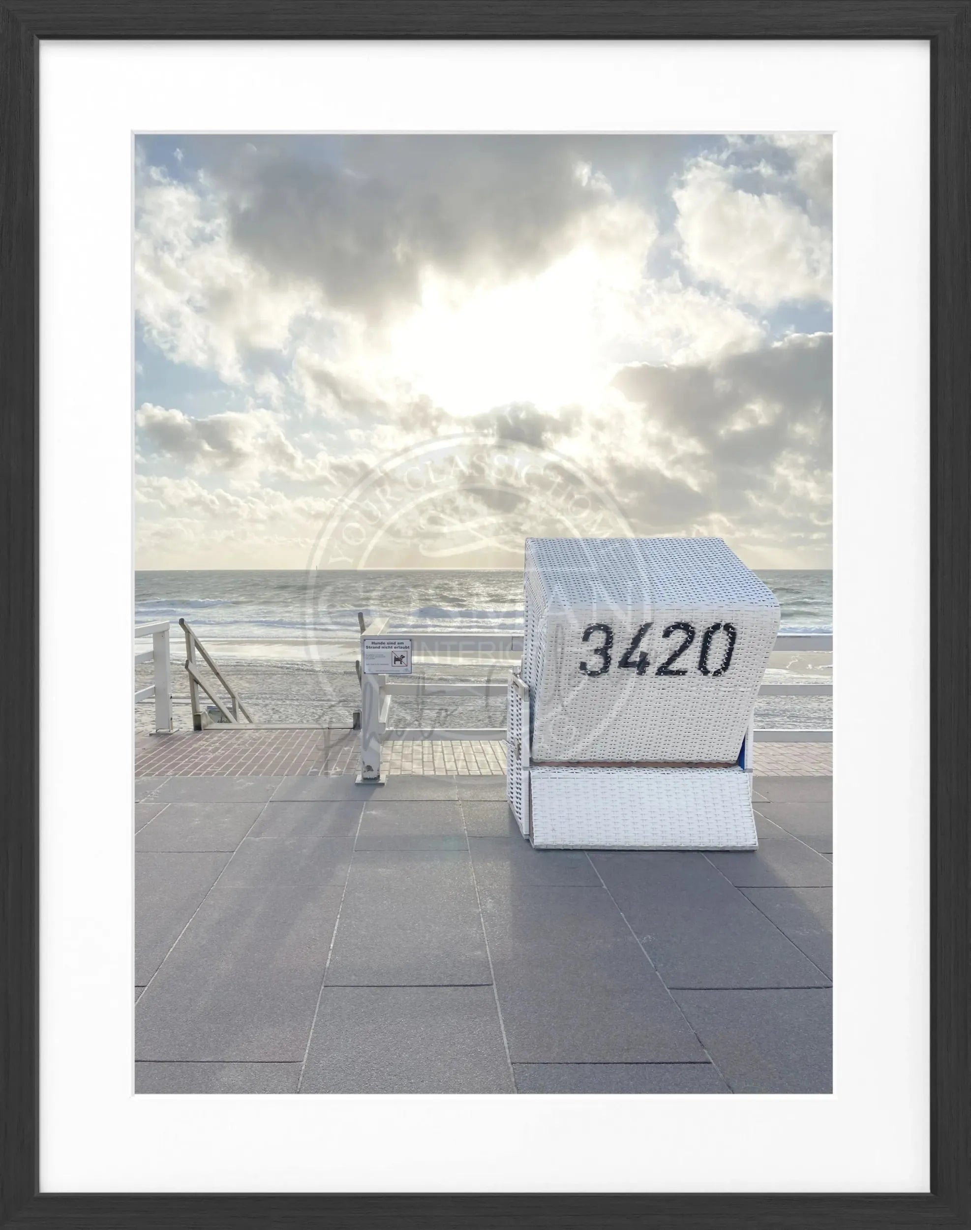 Schwarz-weiß Poster mit Rahmen, Strandkorb in Westerland Sylt, von Cosman-Photocollection, 25x31cm, stilvolle Wanddekoration