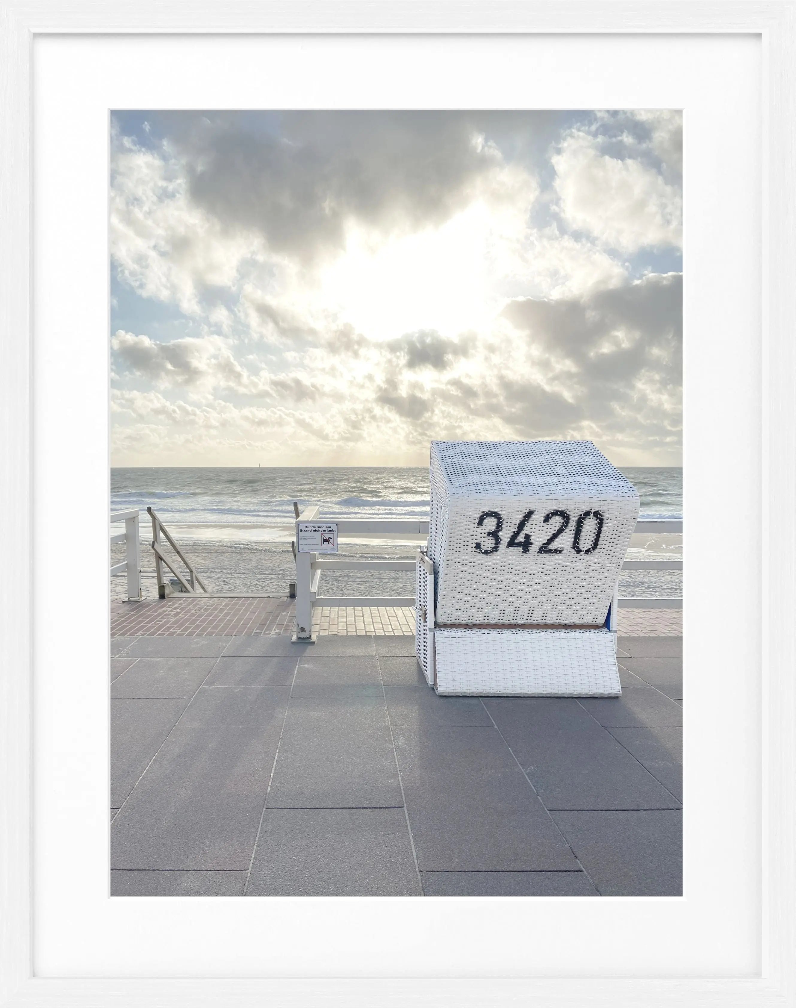 Schwarz-weiß Poster mit Rahmen, Strandkorb in Westerland Sylt, von Cosman-Photocollection, 25x31 cm, stilvolles Wandbild