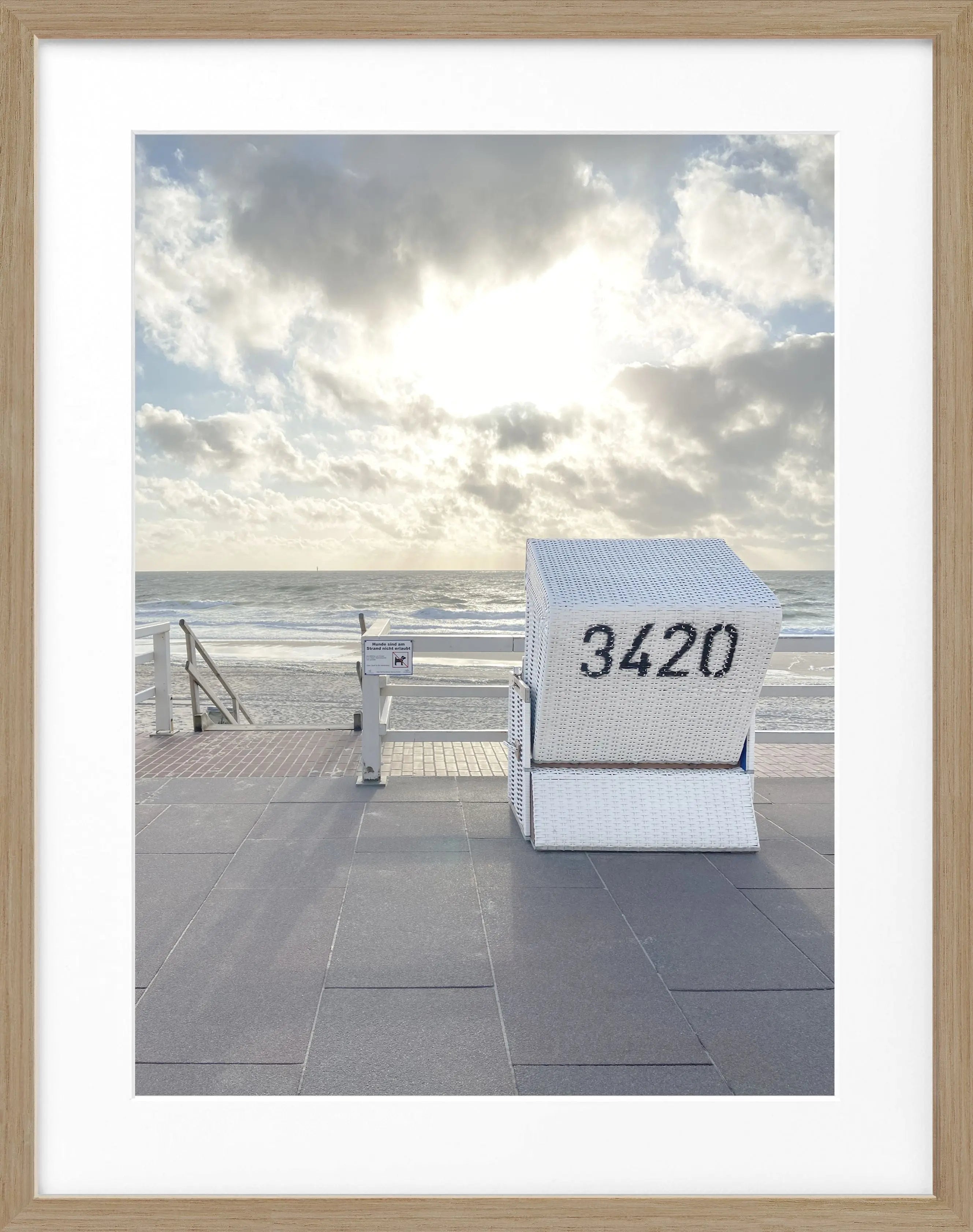 Schwarz-weiß Poster mit Rahmen, zeigt einen Strandkorb in Westerland, Sylt, von Cosman-Photocollection, 25x31 cm.