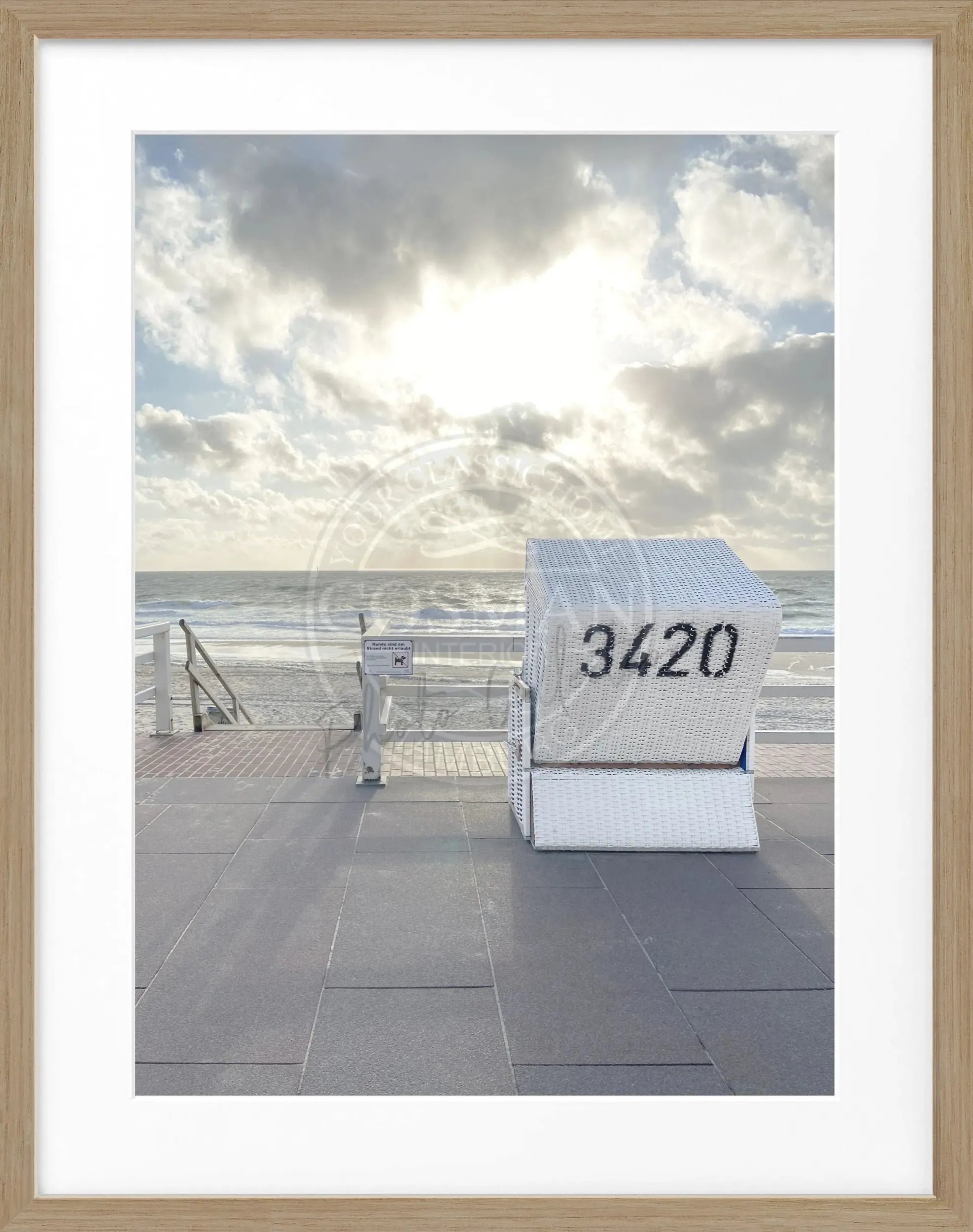 Schwarz-weiß Poster mit Rahmen, zeigt einen Strandkorb in Westerland, Sylt, von Cosman-Photocollection, 25x31 cm.