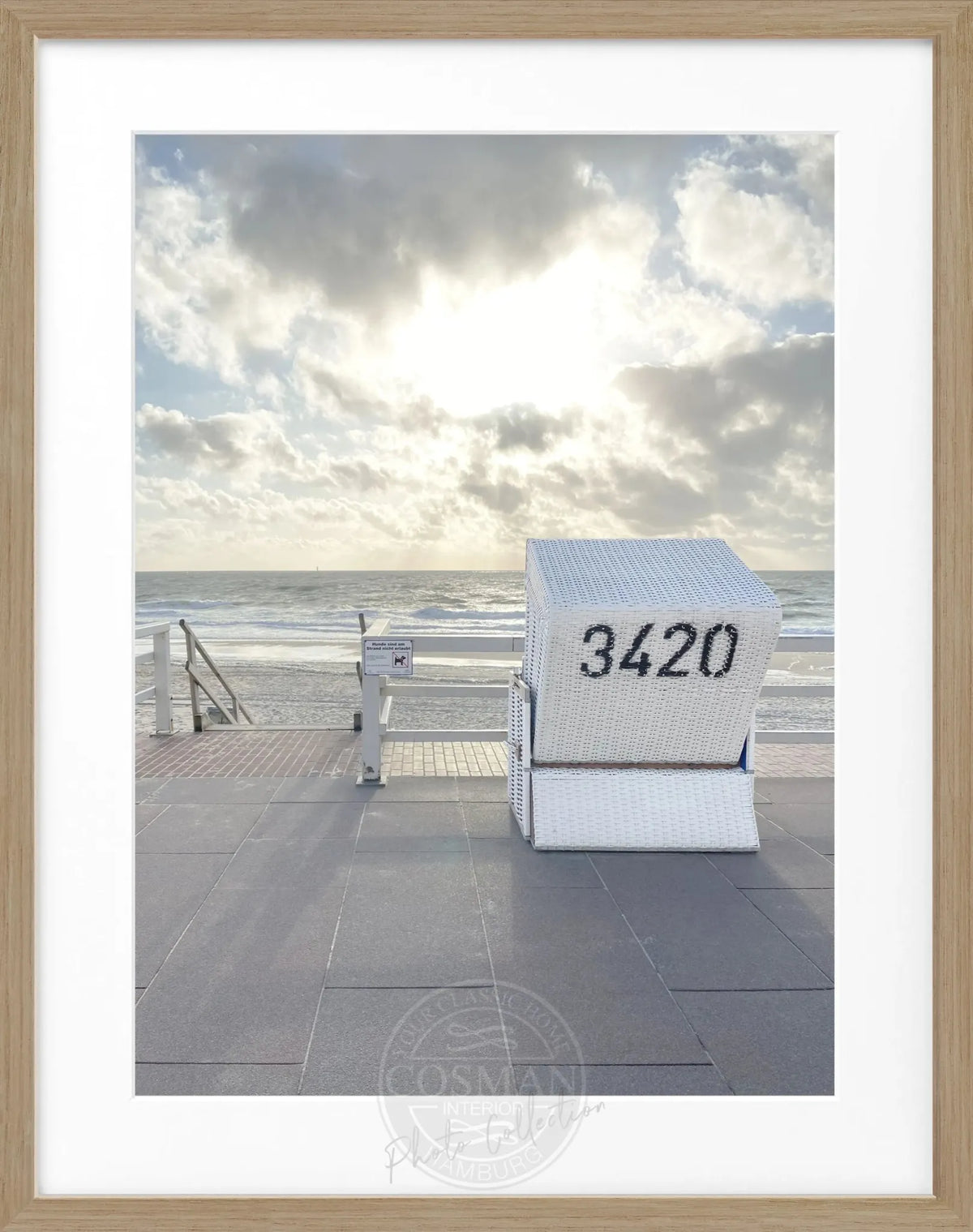 Schwarz-weiß Poster mit Rahmen, zeigt einen Strandkorb in Westerland, Sylt, von Cosman-Photocollection, 25x31 cm.