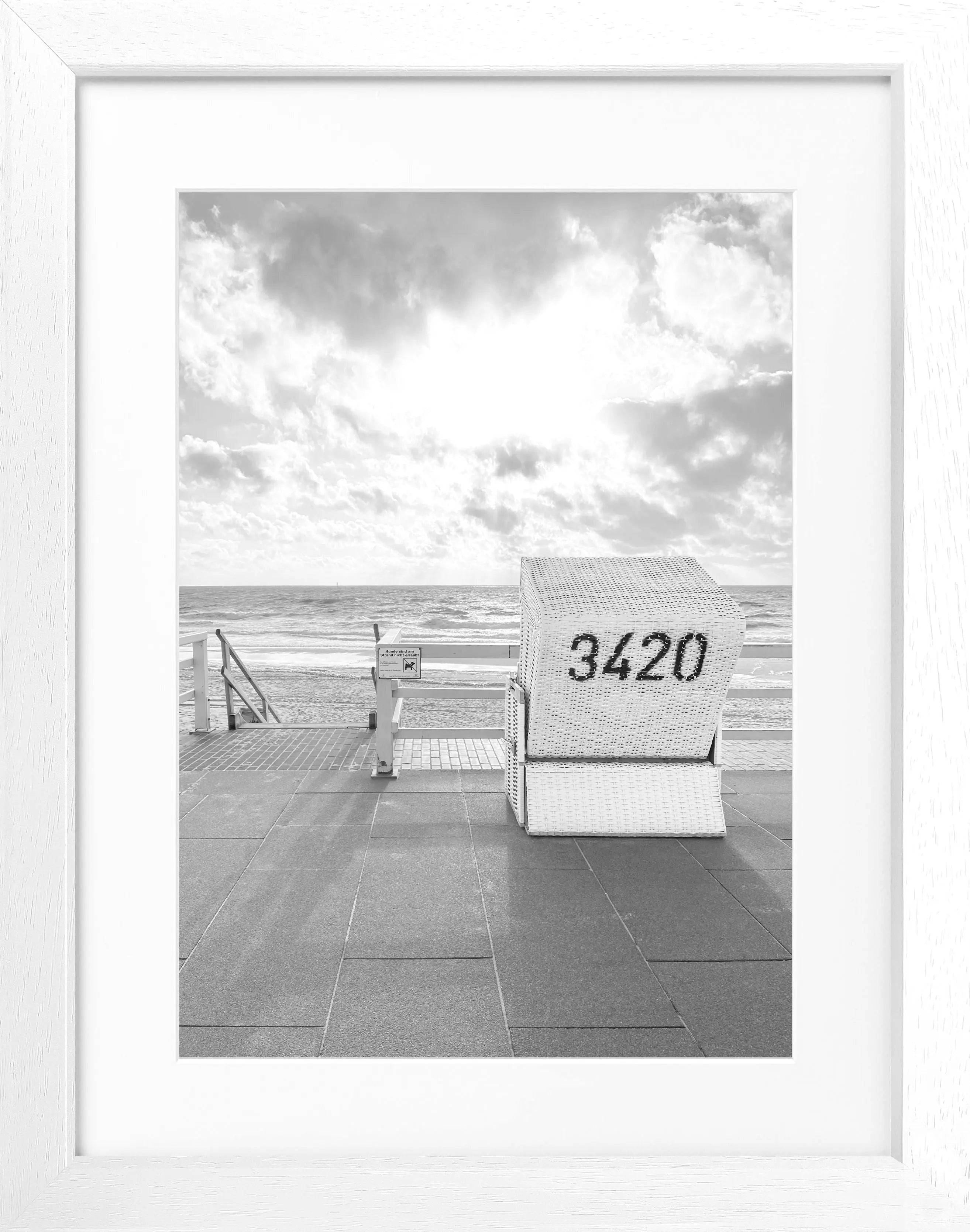 Schwarz-weiß Poster mit Rahmen, Strandkorb in Westerland Sylt, von Cosman-Photocollection, 25x31cm, stilvolle Wanddekoration