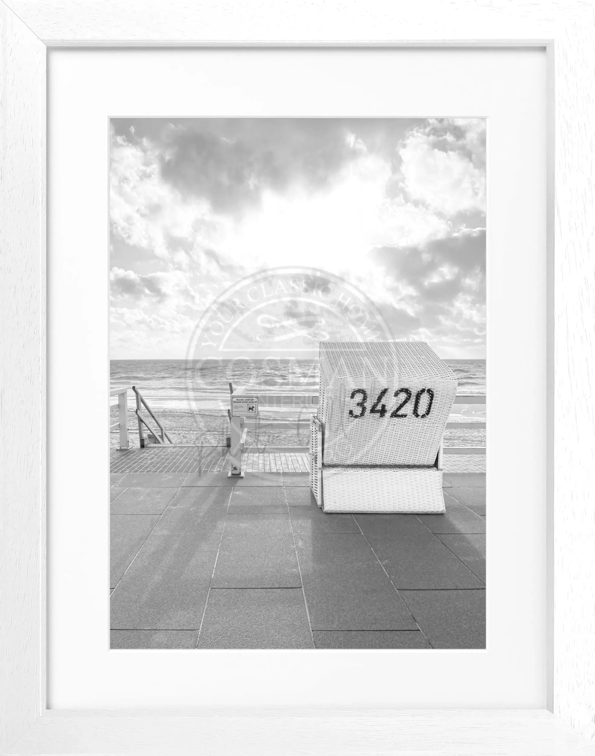 Schwarz-weiß Poster mit Rahmen, Strandkorb in Westerland Sylt, von Cosman-Photocollection, 25x31cm, stilvolle Wanddekoration