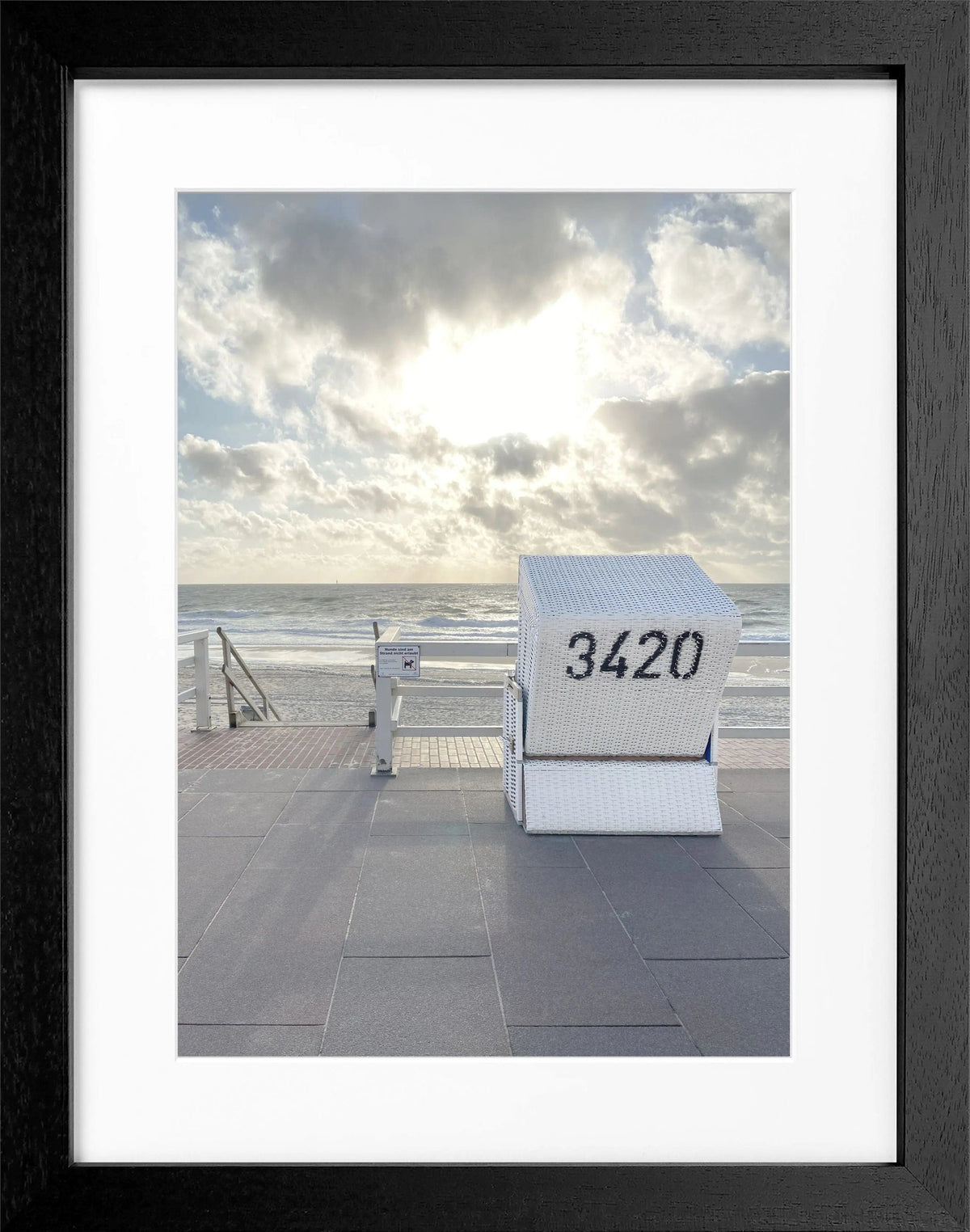 Schwarz-Weiß-Poster mit Rahmen, zeigt einen Strandkorb in Westerland Sylt, von Cosman-Photocollection, Maße 25x31 cm