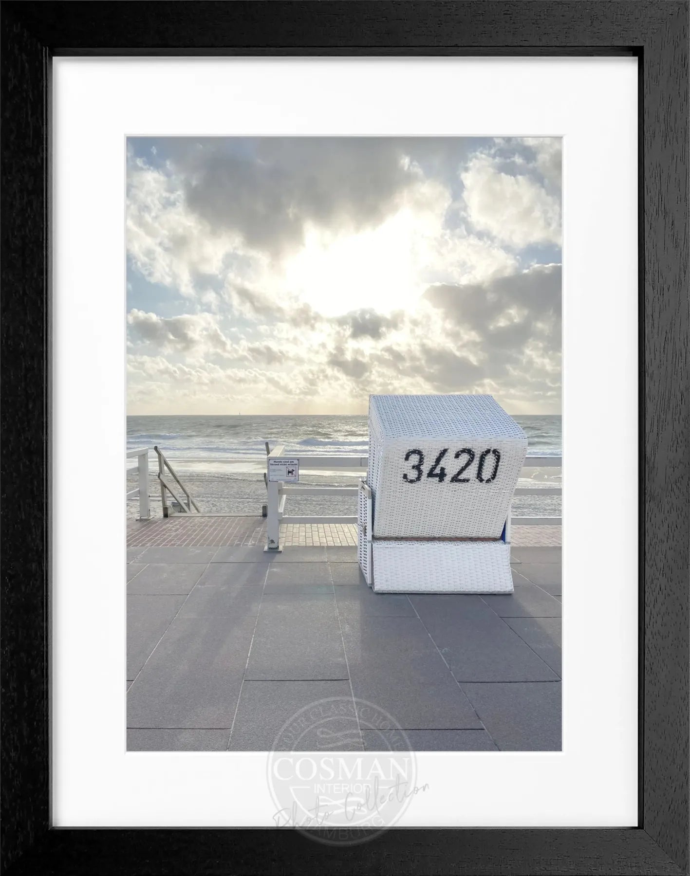 Schwarz-Weiß-Poster mit Rahmen, zeigt einen Strandkorb in Westerland Sylt, von Cosman-Photocollection, Maße 25x31 cm